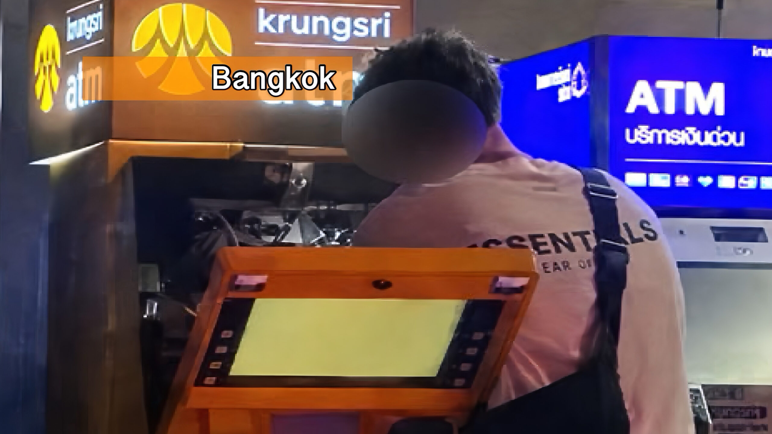 Dronken toerist probeert op Khao San Road in Bangkok een ATM op te breken om zijn ingeslikte pinpas terug te krijgen.