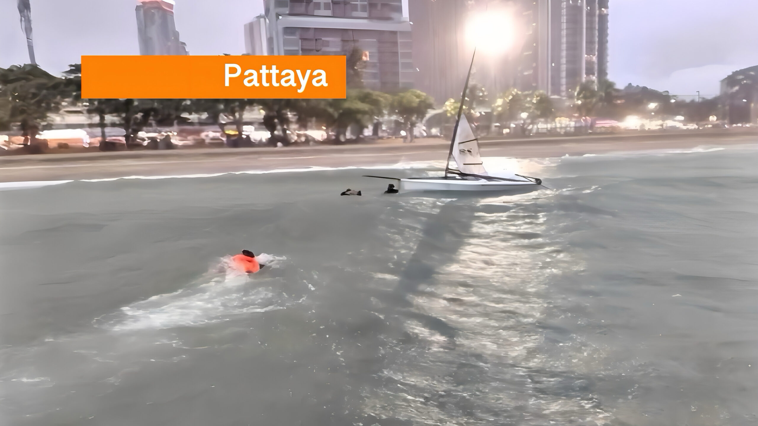 Duitse zeiler gered na het kapseizen van zijn boot in Pattaya.