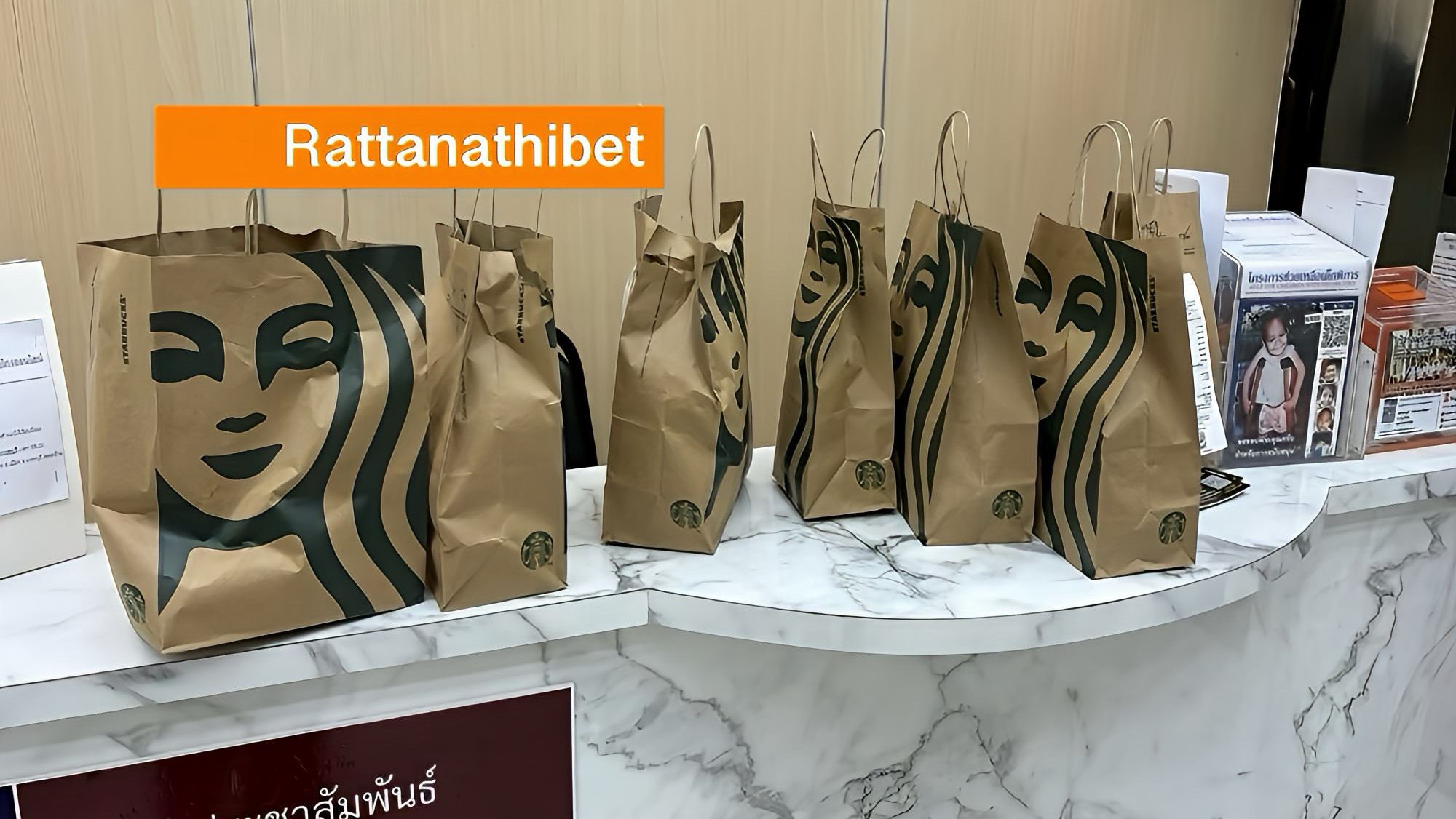 Wachtmeester van een politiebureau in Centraal-Thailand ontvangt 18 bekers koffie van Starbucks, zonder te weten wie de gulle gever is.