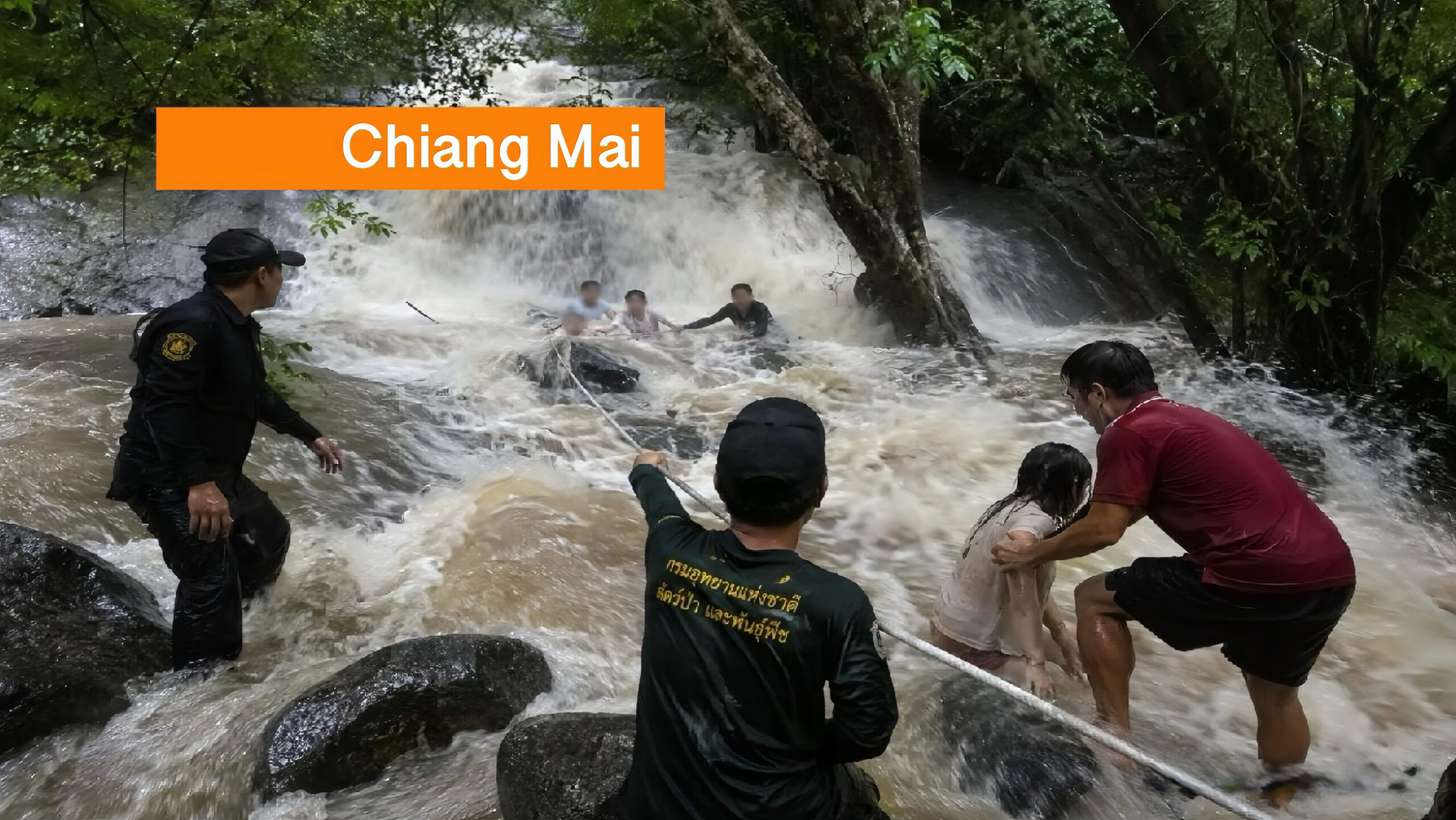 🎥 | Drama bij Mae Sa-waterval in Noord-Thailand, plotselinge vloed sleurt toeristen mee.