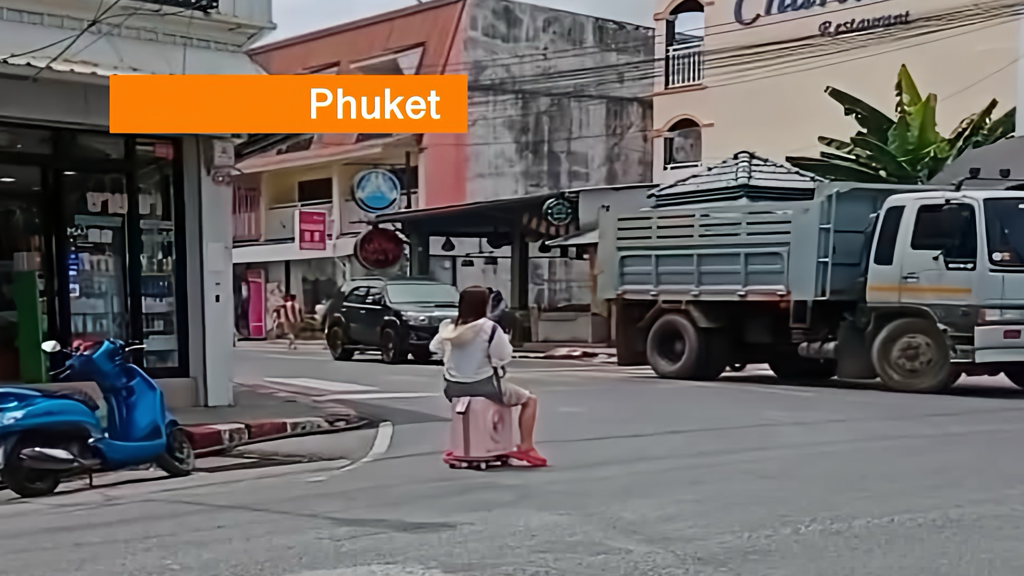 Toeriste op gemotoriseerde koffer jaagt verkeer in Zuid-Thailand de stuipen op het lijf.