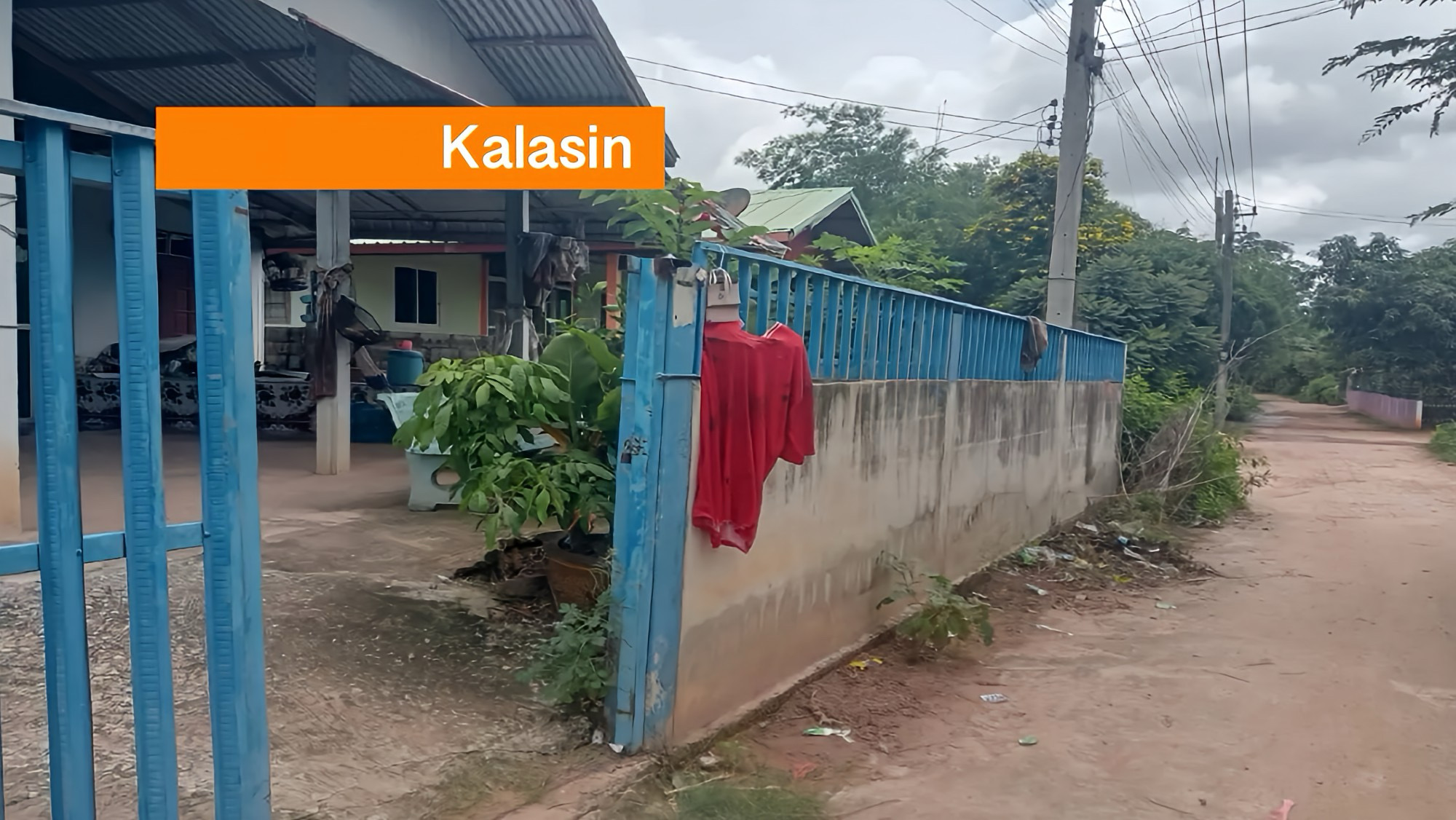 In Noordoost-Thailand heerst angst voor ronddwalende geesten; rode kleding moet bewoners tegen nachtelijke sterfgevallen beschermen.