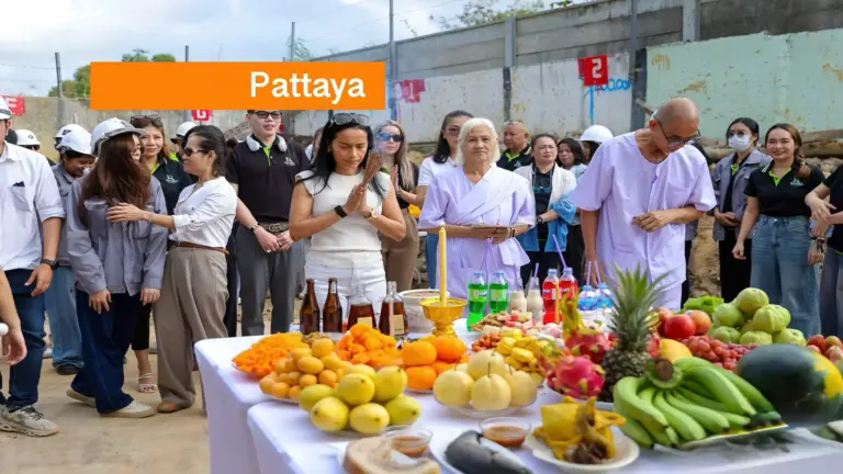 The Riviera Santa Monica eert in Pattaya Thaise tradities terwijl de bouw vordert.