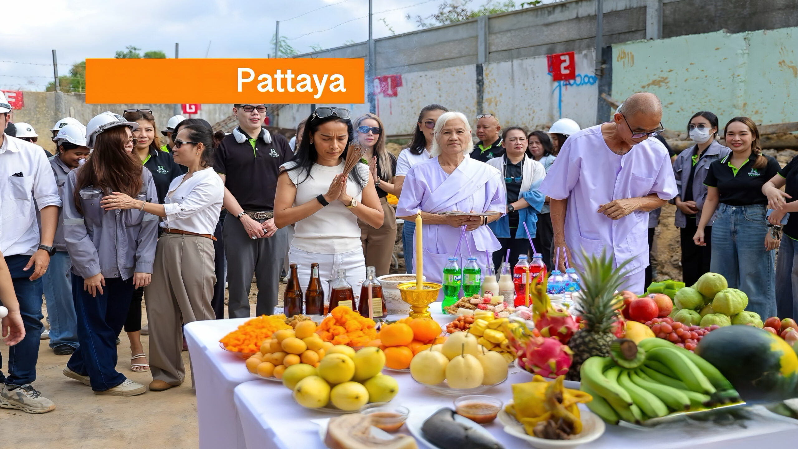 The Riviera Santa Monica eert in Pattaya Thaise tradities terwijl de bouw vordert.