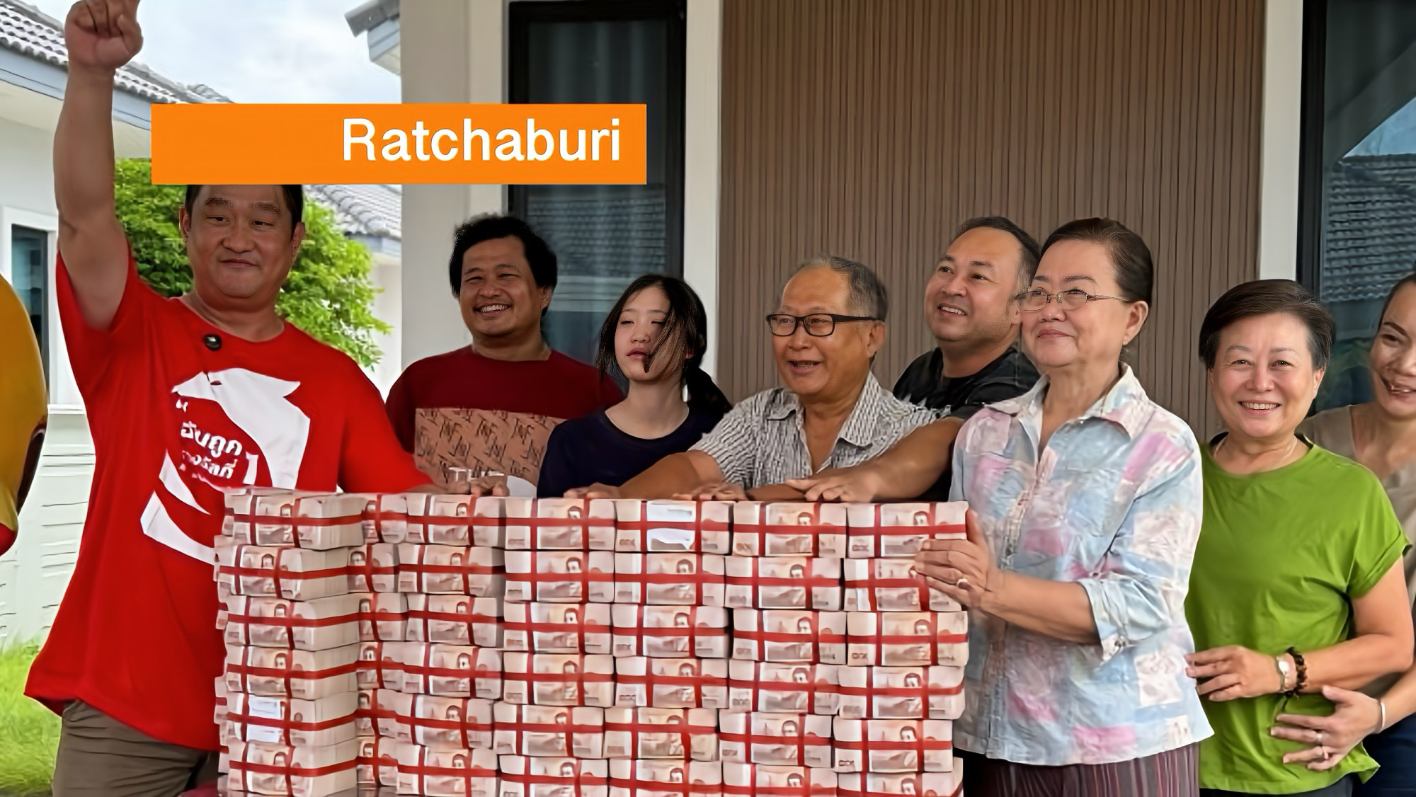 De droom die werkelijkheid werd, vrouw in Centraal-Thailand wint 48 miljoen baht in de staatsloterij.