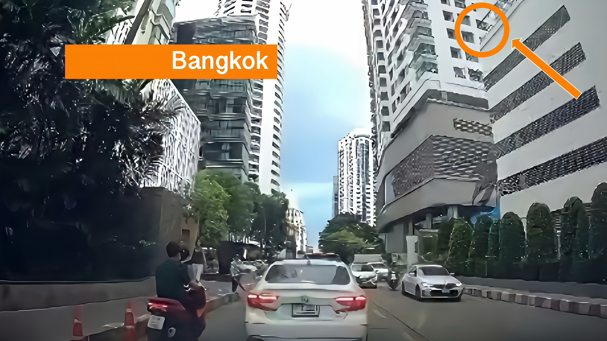 Vallend wasrek veroorzaakt kettingbotsing in Bangkok; appartementseigenaar betaalt 65.500 baht.