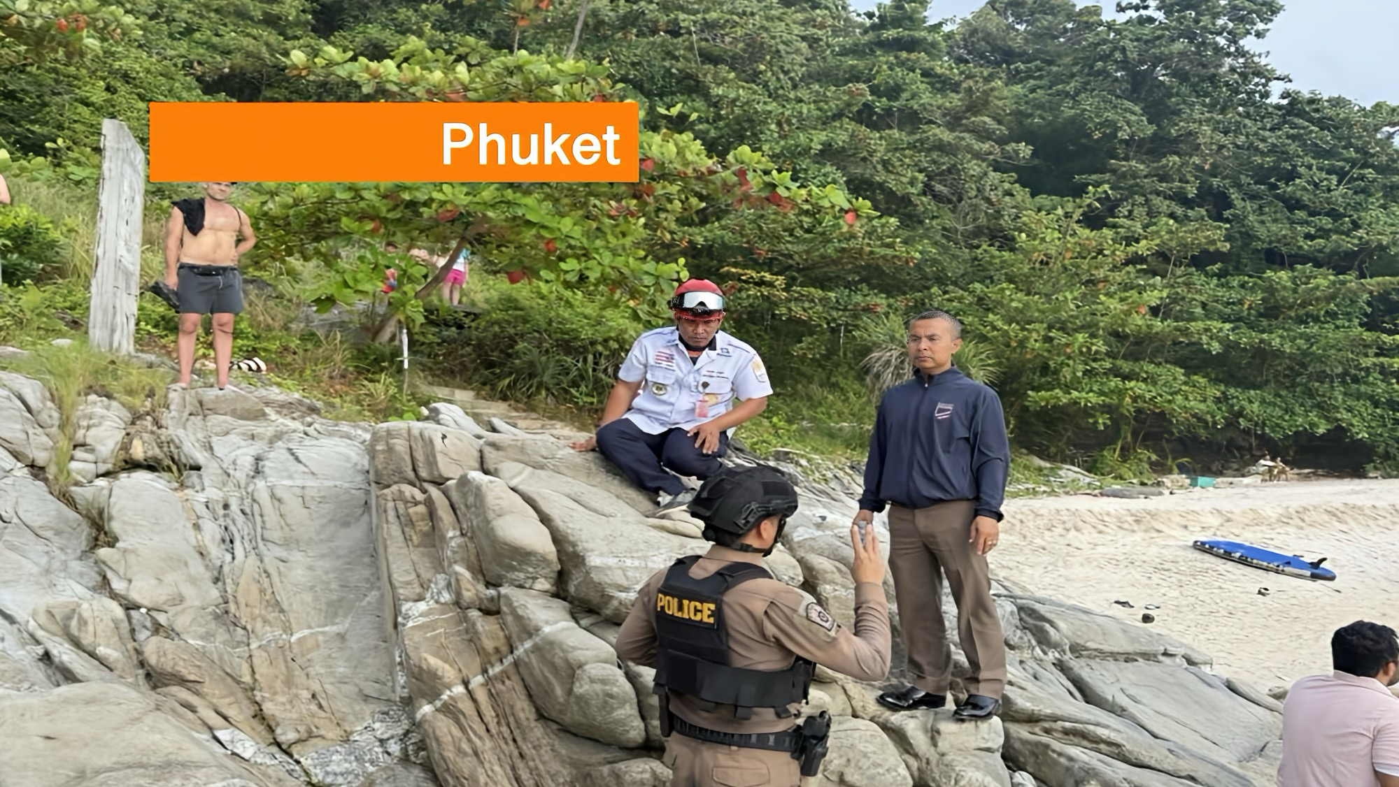 Duitse toerist in Zuid-Thailand vermist nadat hij door een krachtige golf de zee werd ingetrokken.
