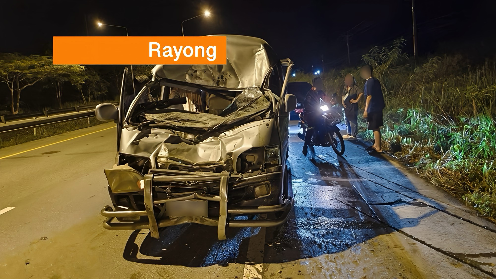 Busje rijdt in Oost-Thailand olifant op Route 344 aan, de bestuurster raakt lichtgewond en de olifant strompelt het bos in.