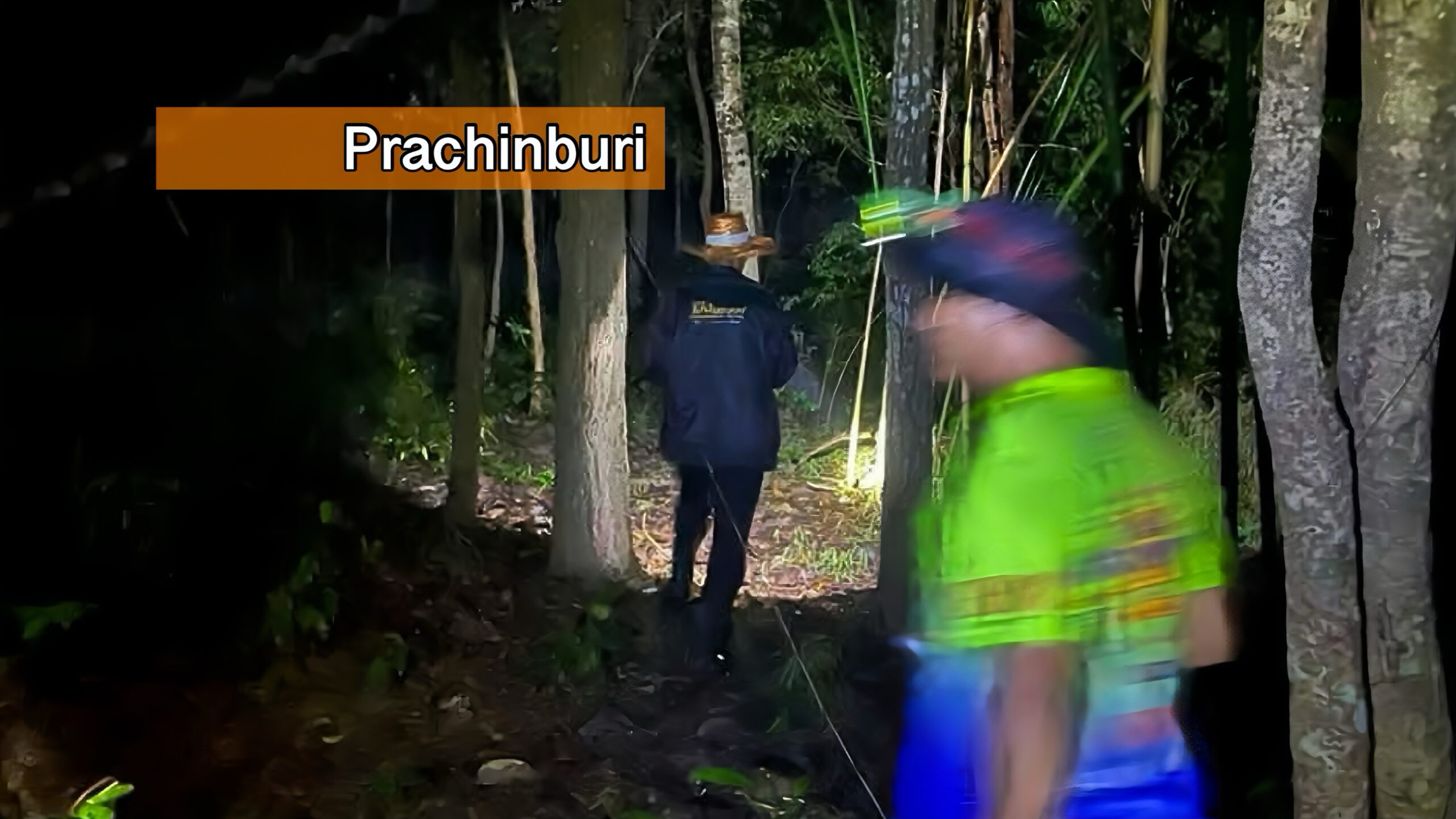 Meer dan honderd hulpverleners zoeken in Oost-Thailand naar een vermiste vrouw die naakt het bos in rende.