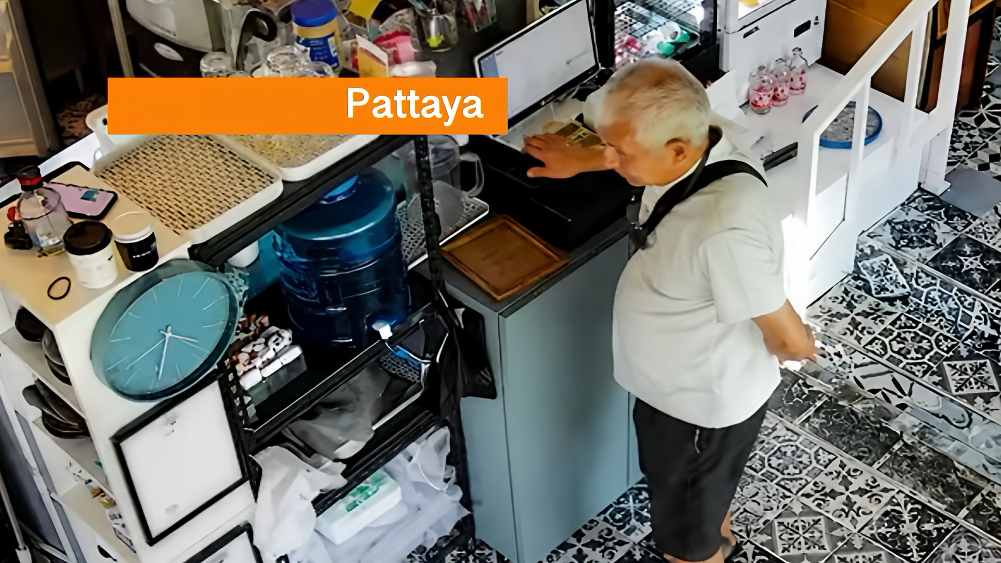 Politie Pattaya is op sjouw naar een Westerse man na diefstal van smartphone in een koffiezaak.