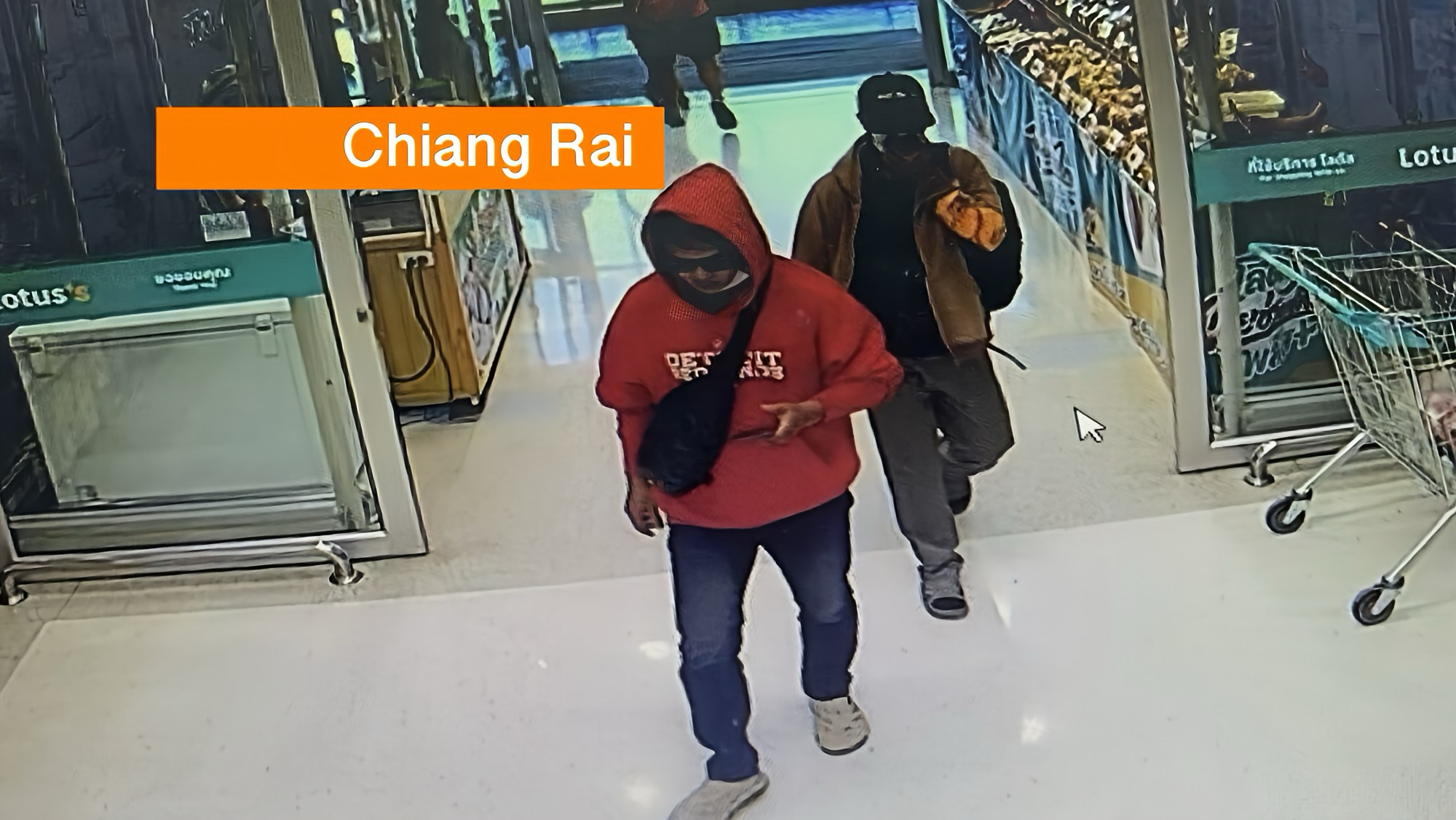 Politie roept de hulp in van Laotiaanse collega’s na een gewelddadige overval op een juwelier in Noord-Thailand.