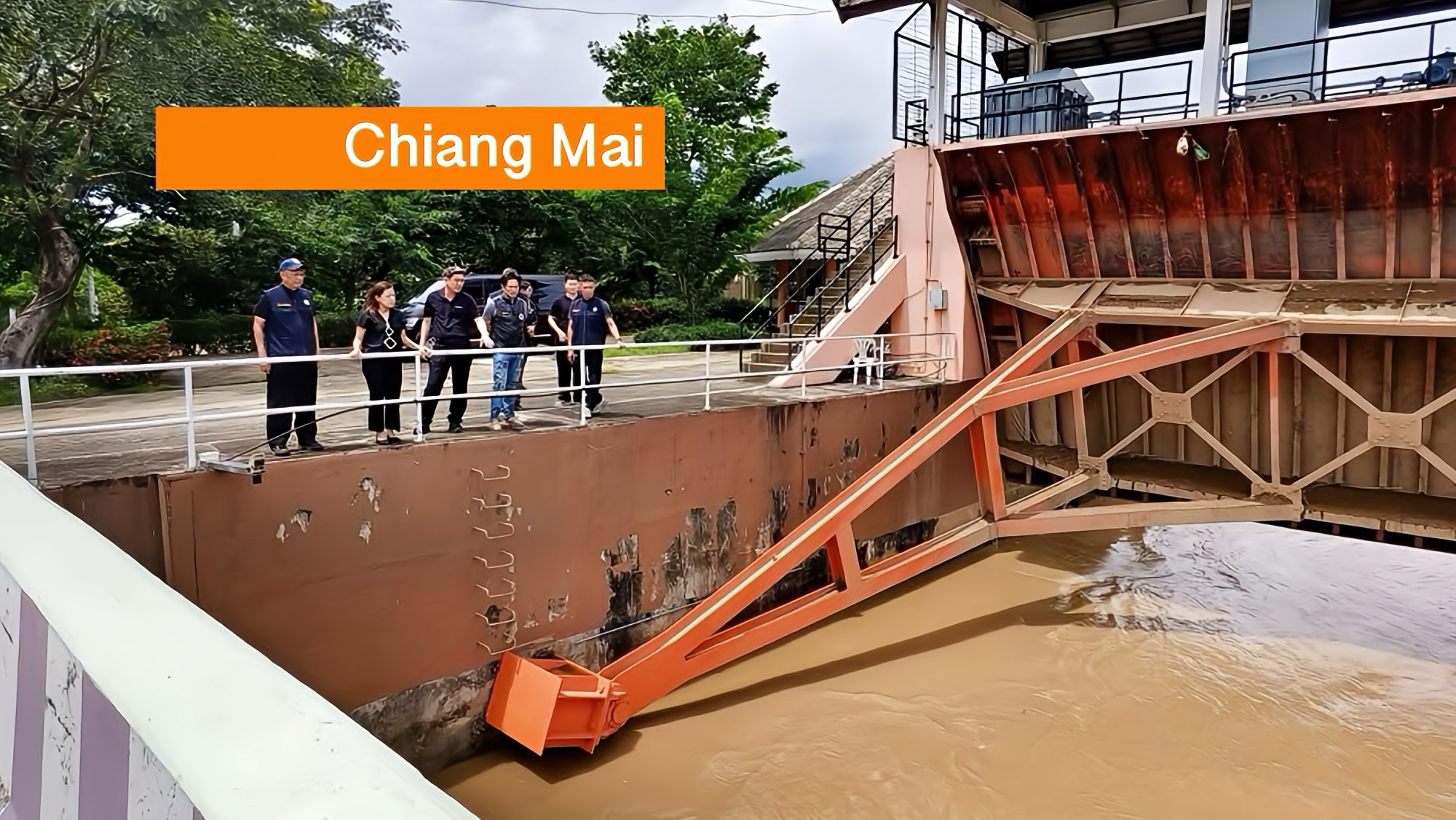 De in Noord‑Thailand gelegen stad Chiang Mai opent alle zes schuiven van Tha Wang Tan om de afvoer te versnellen.