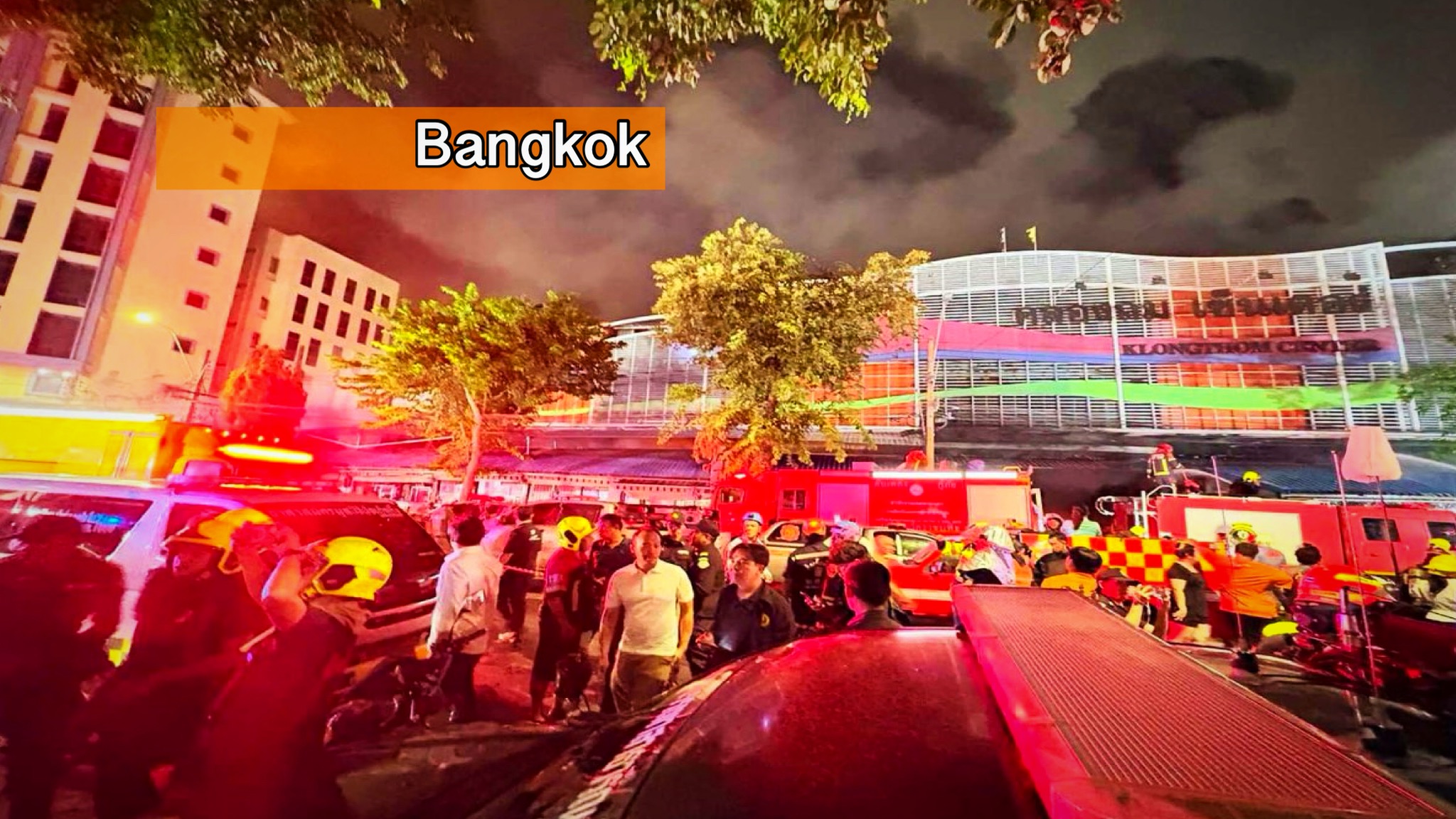 De brand in het Klongthom Center in de hoofdstad van Thailand onder controle, het gebouw gedeeltelijk ingestort.