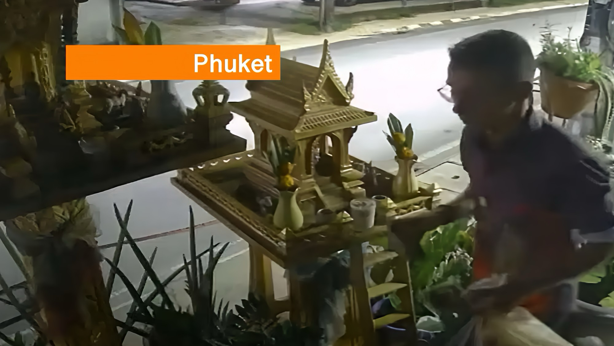 🎥 | Lokale bevolking in Zuid-Thailand obset nadat een buitenlandse toerist offerandes uit een geestenhuisje meeneemt.