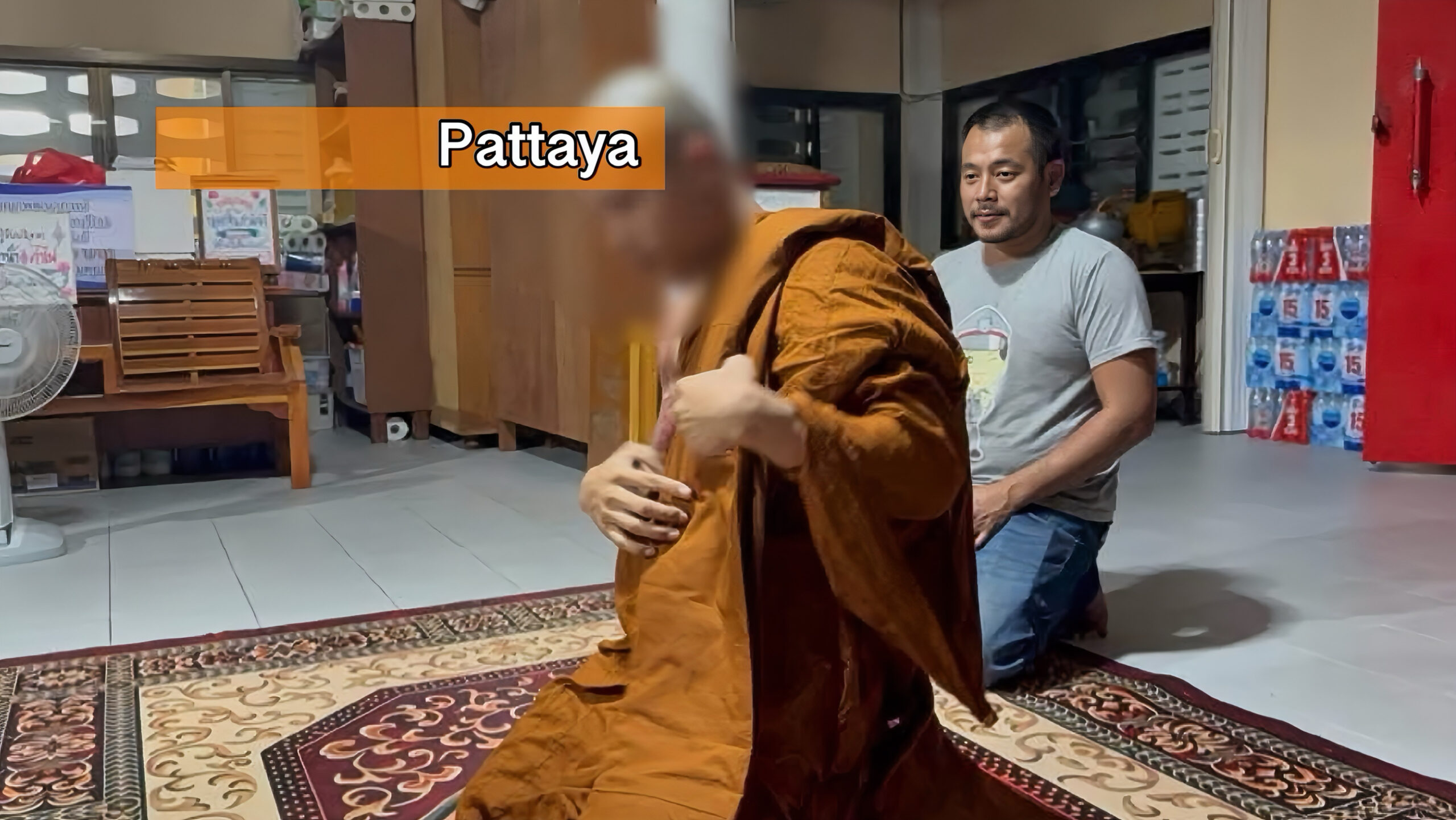 Een monnik werd uit een tempel gelokt, van zijn monnikspij ontdaan, voor de verkoop van ketamine in zijn kuti in Pattaya.