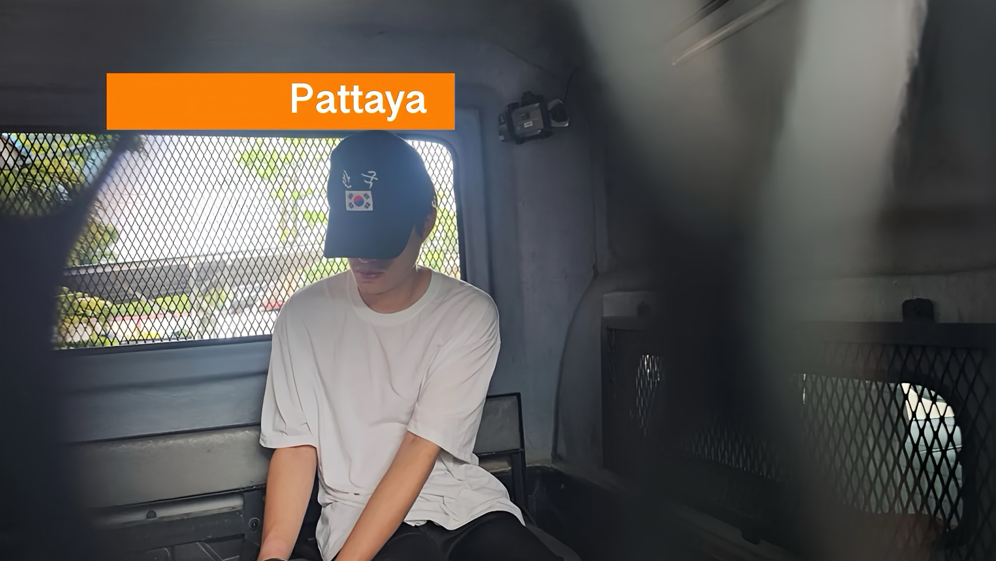 Chinese man wordt in Thailand voor ruim 44 jaar achter de tralies gezet na vondst groot wapendepot en C4 in Pattaya.