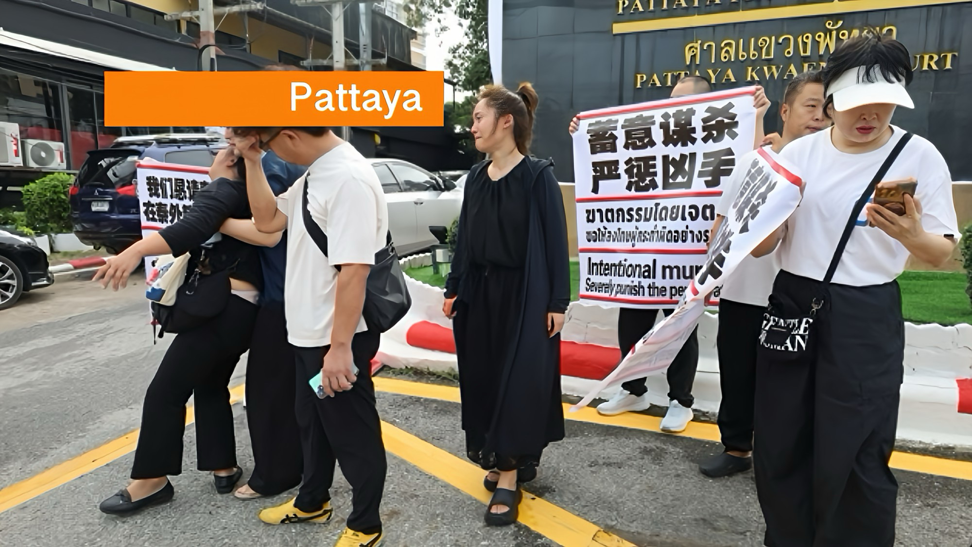 Vader vliegt uit China naar Pattaya en eist volledig onderzoek na dood 20‑jarige zoon.