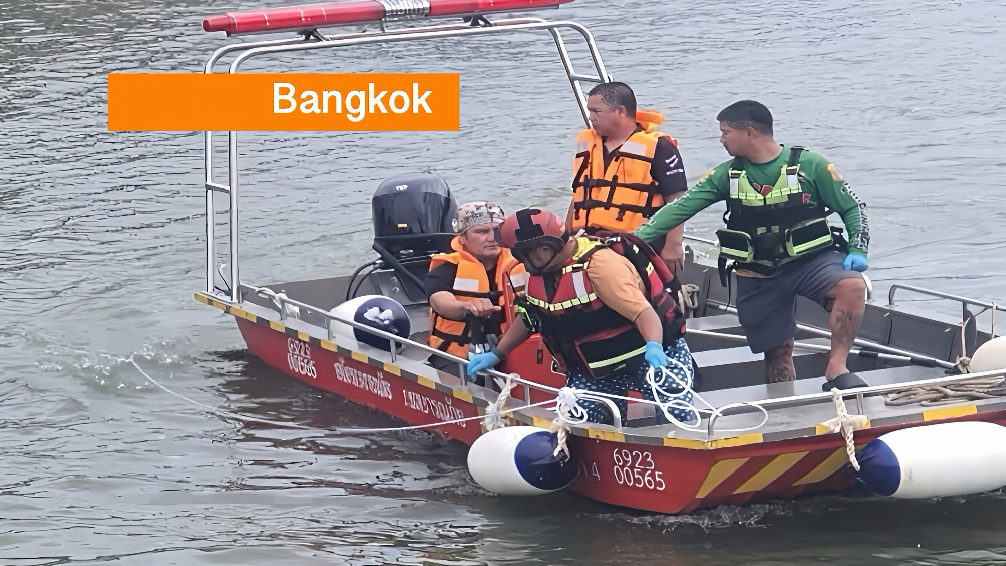 Het lichaam van ex-Dragon‑5‑zanger is in de Chao Phraya‑rivier van Thailand aangetroffen; in zijn rugzak zat een betonnen blok van 10 kilo.