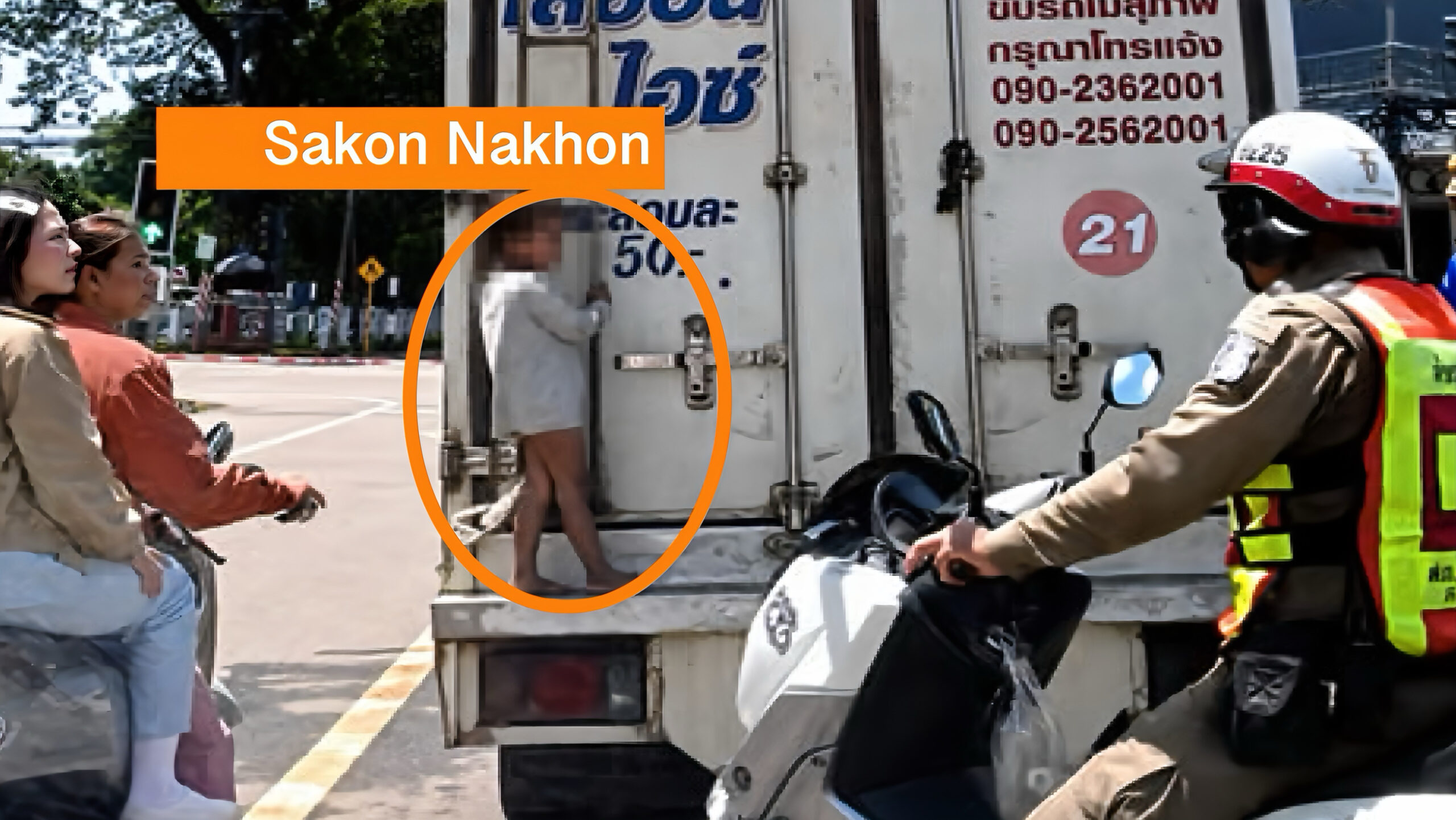 Peuter van 4 jaar in Noordoost-Thailand gered, nadat hij zich aan ijswagen vastklampte.