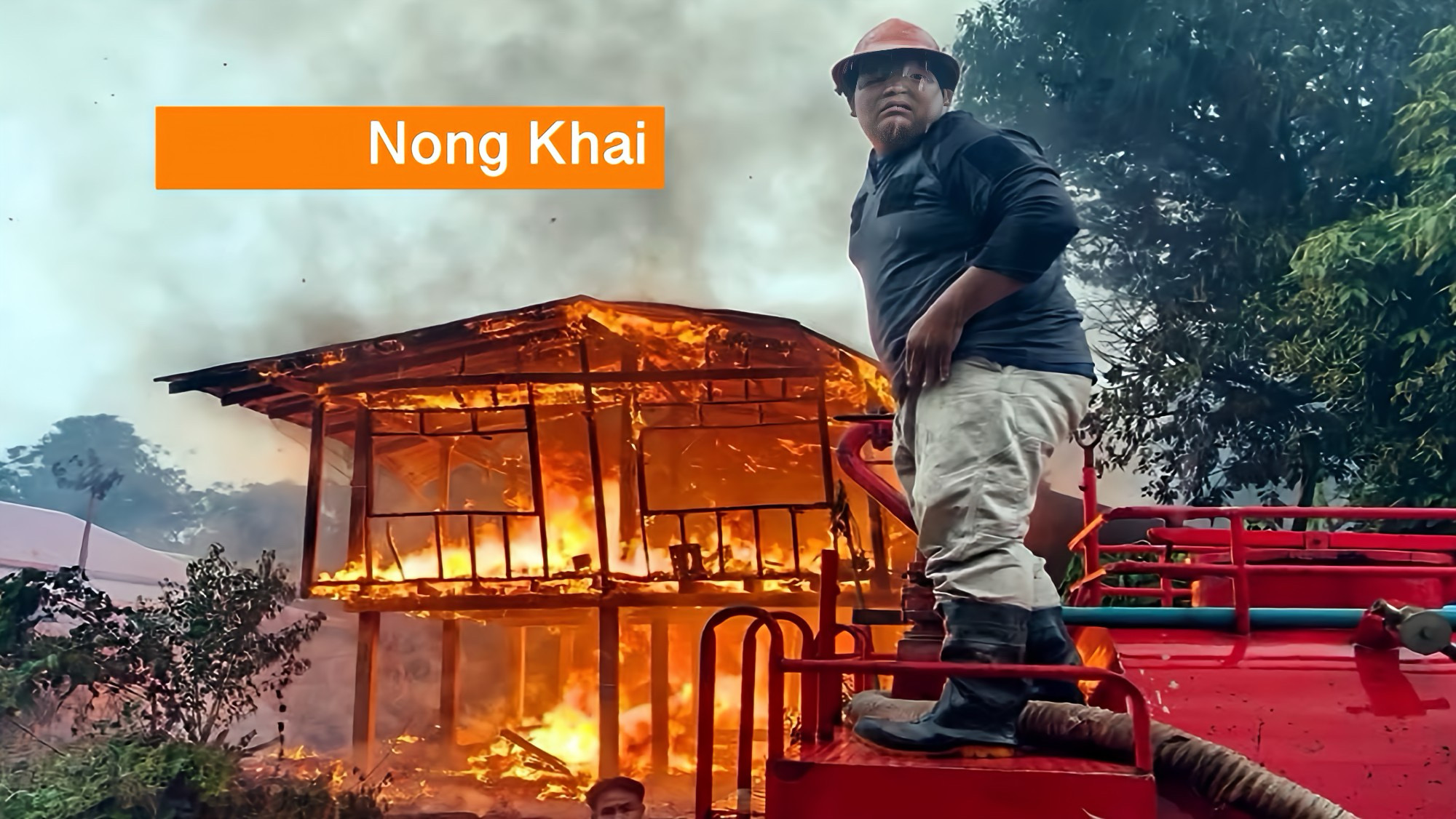 Houten huis van gezin in Noordoost‑Thailand verwoest door brand; familie letterlijk en figuurlijk in “zak en as”.