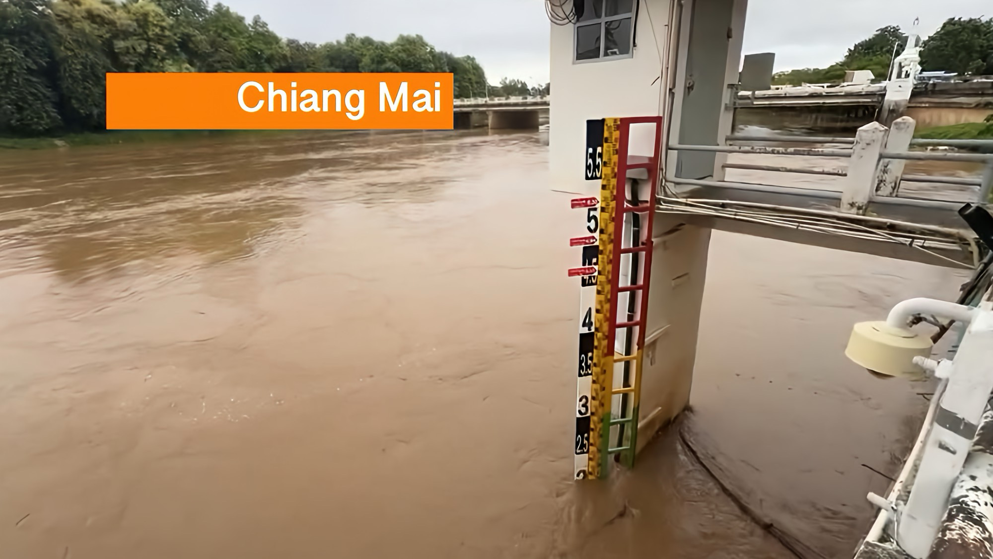 Alarmfase in Noord-Thailand: de stad Chiang Mai opende vandaag de sluizen om overstroming in het centrum van de stad te voorkomen.