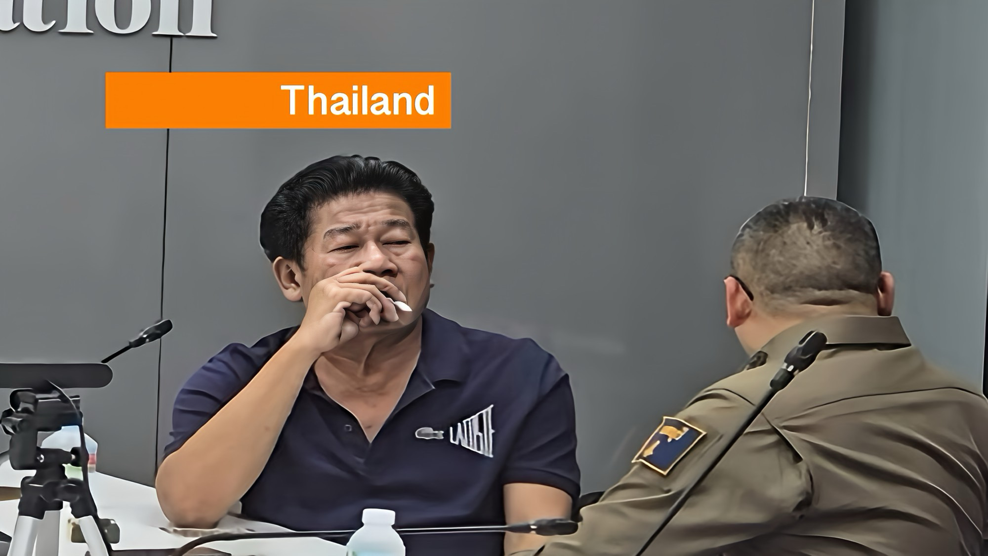 🎥 | Bizar incident in Thailand: een voormalig parlementslid pleegde een moord, besprak het op Youtube en onthulde details tijdens een ontspannen politieverhoor.