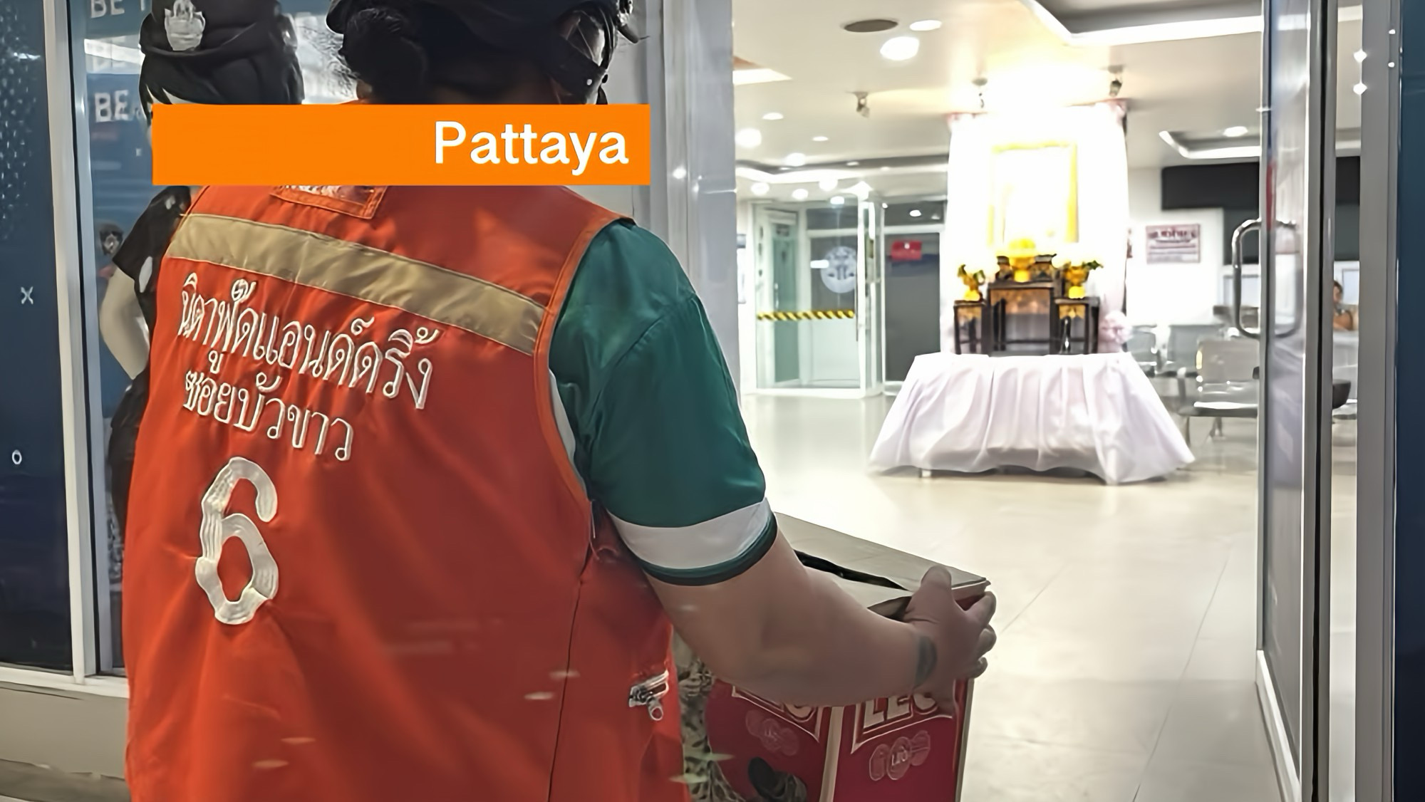 De wachtmeester van het politiebureau in Pattaya was flabbergasted toen een motortaxichauffeur een doos met een bijzondere inhoud bracht.