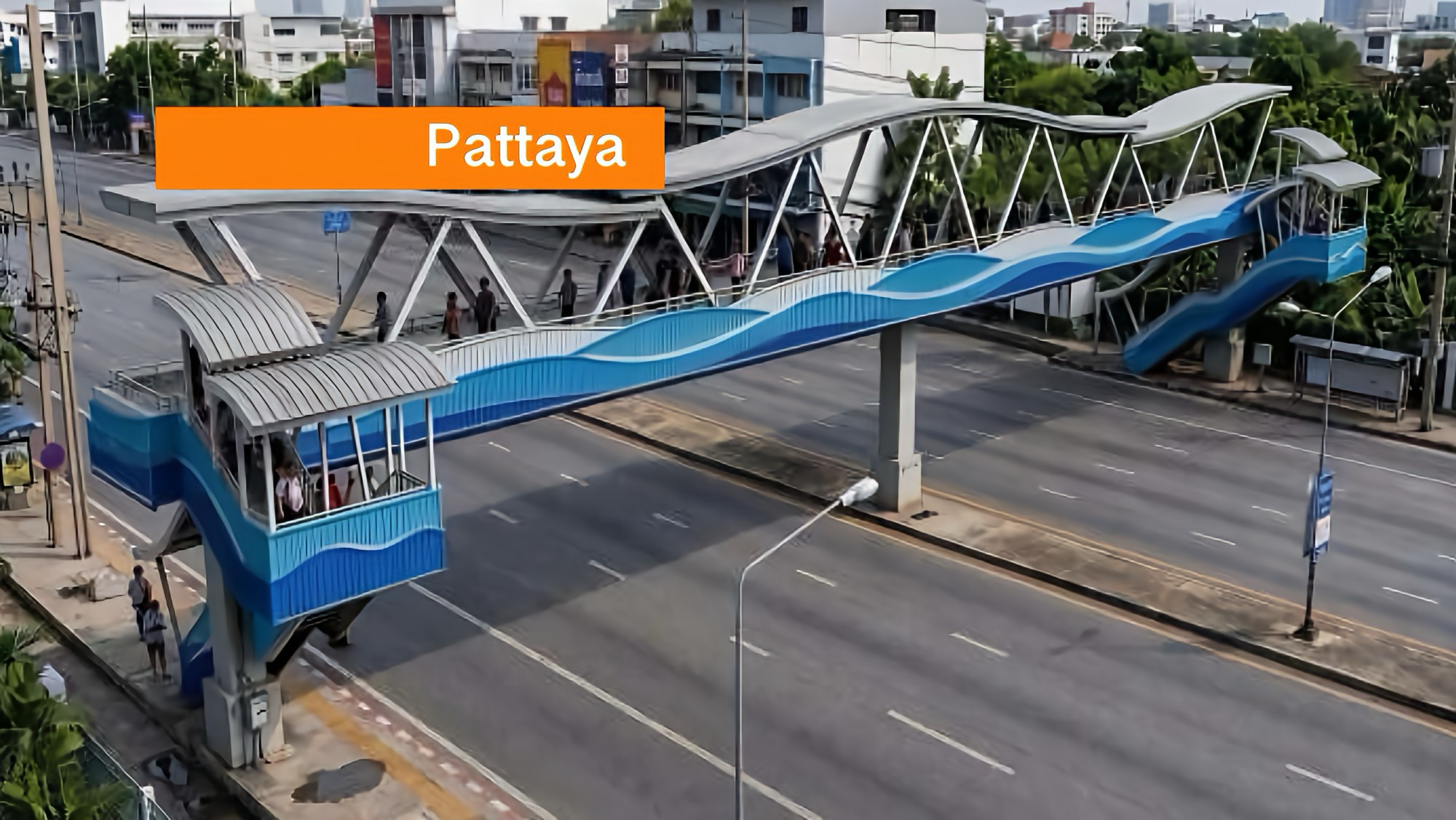Pattaya voorziet negen voetgangersovergangen van overkappingen.