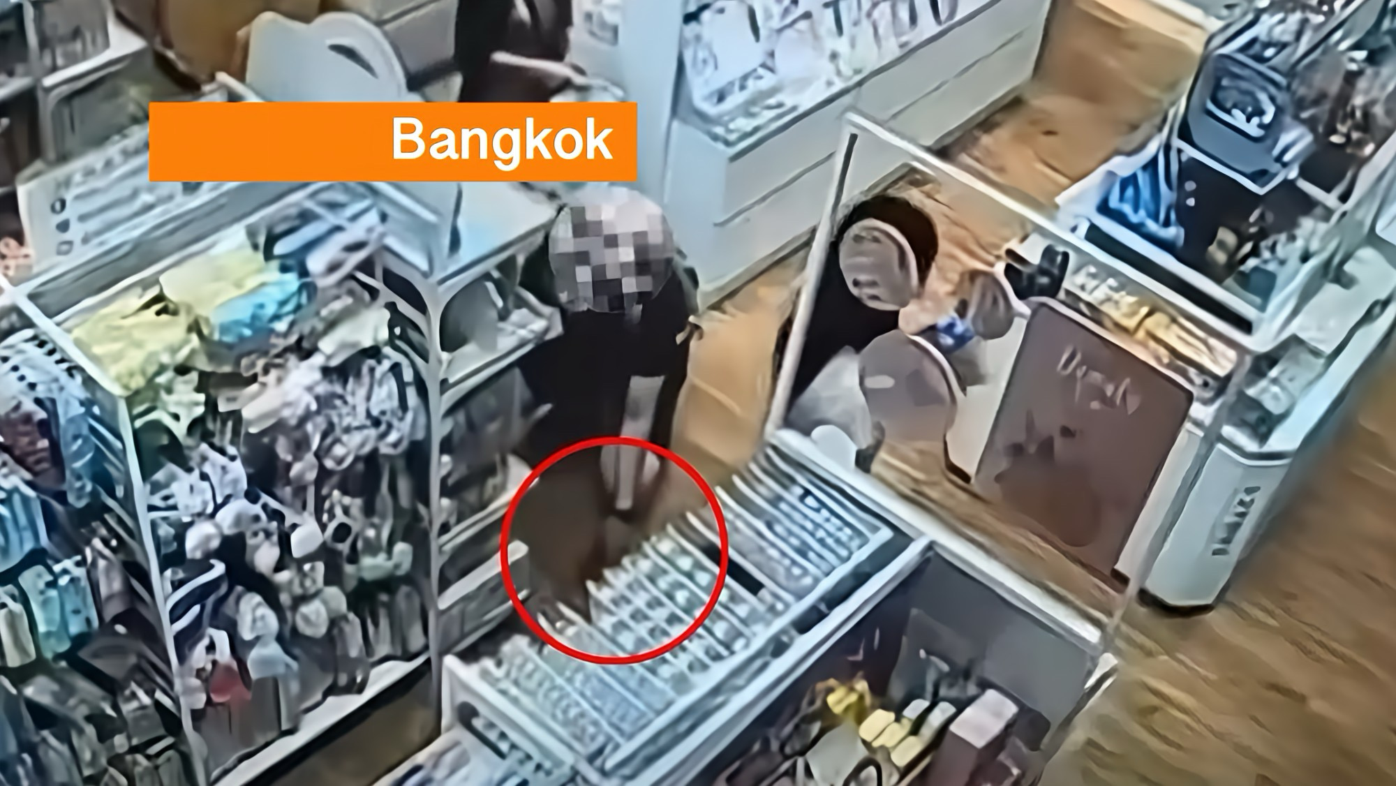 Man in Thailand ontkent poging tot “upskirt”-filmen; hij zegt Pokémon GO te hebben gespeeld.