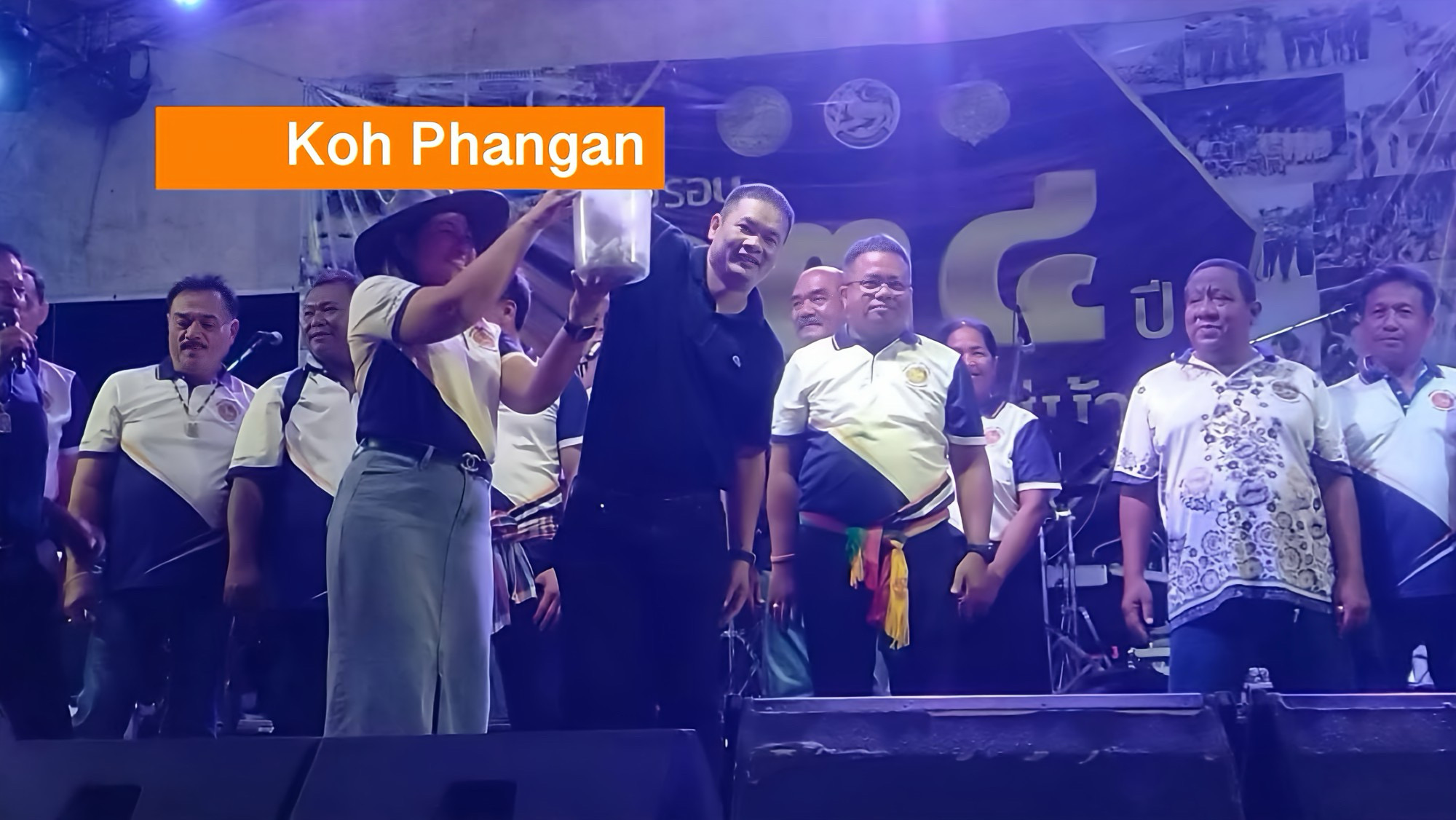 Ambtenaren in Zuid-Thailand in opspraak gekomen, nadat als klap op de vuurpijl van de avond vijf jachtgeweren werden verloot.