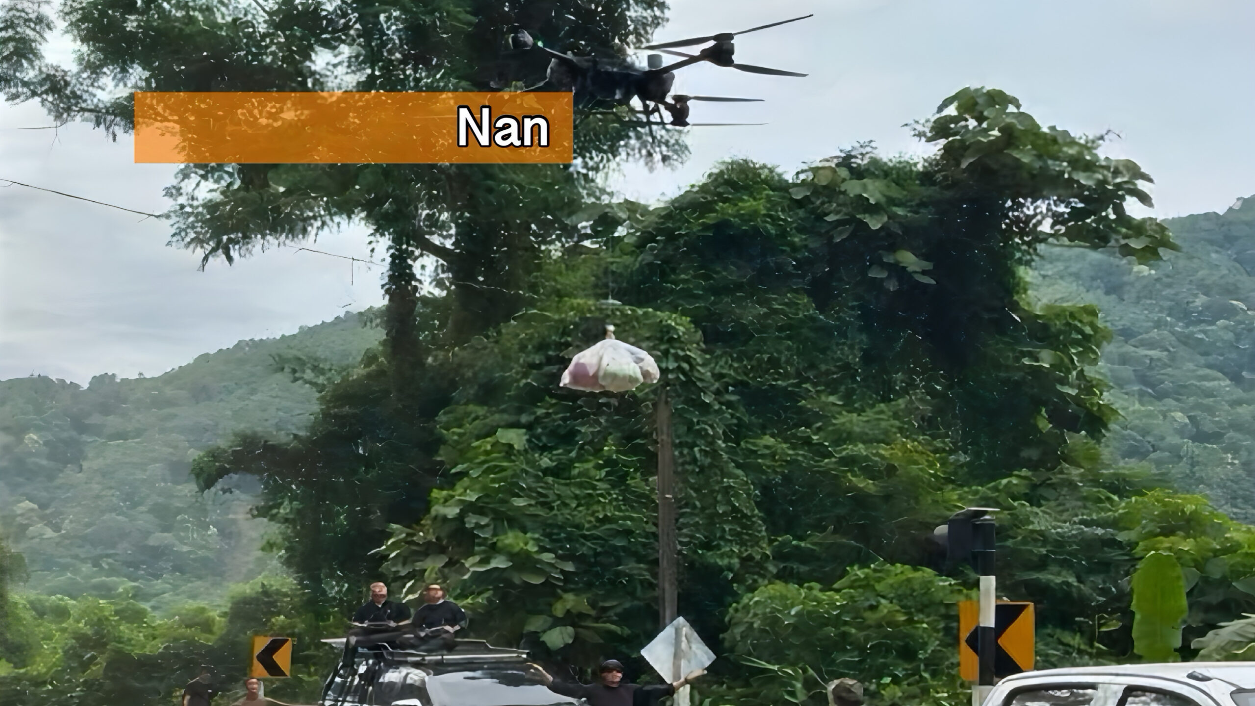 Drones leveren hulpgoederen aan overstromingsslachtoffers in Noord-Thailand. 