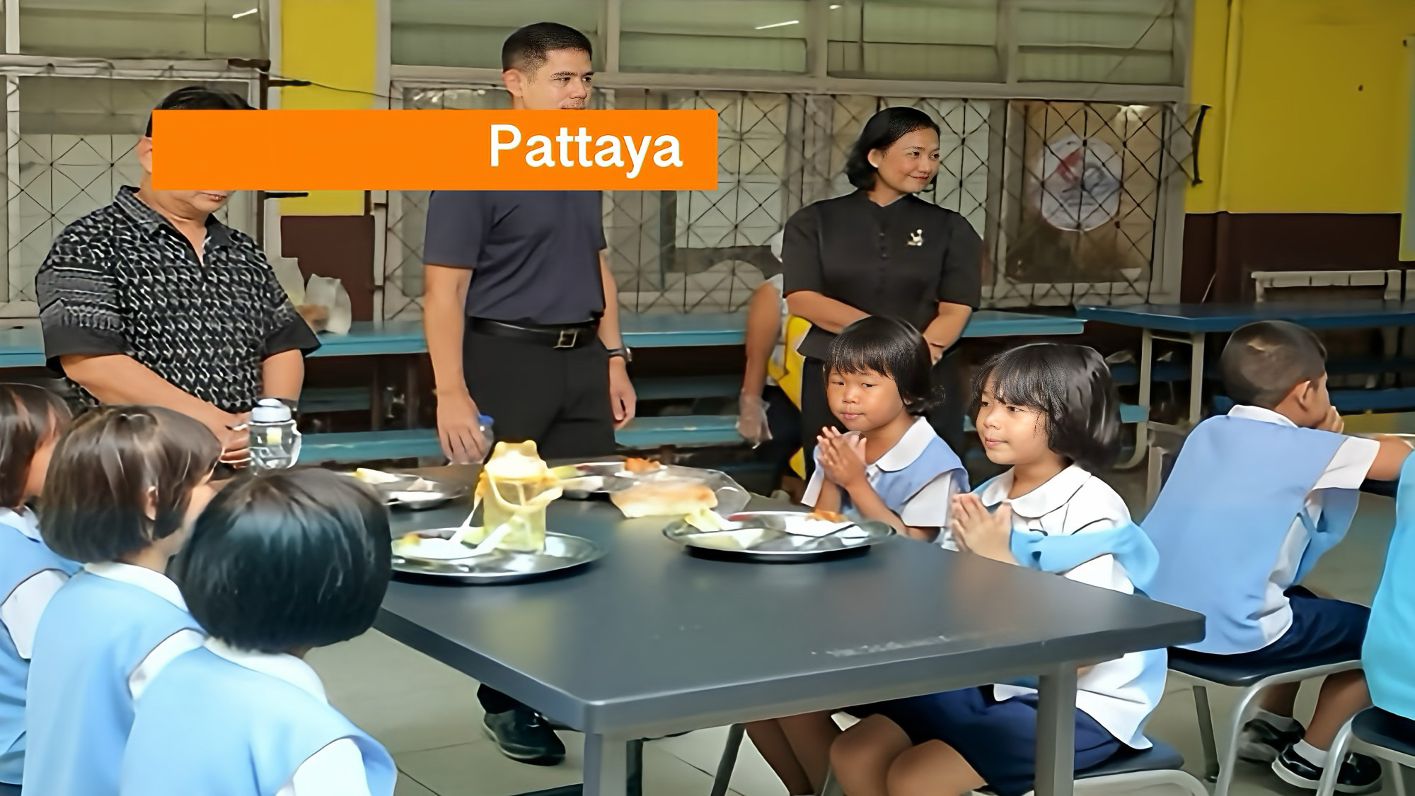 Heren, zegent deze spijzen. De locoburgemeester bracht een bezoek aan de schoolkeukens van Pattaya; de verse maaltijden waren in elk geval……?