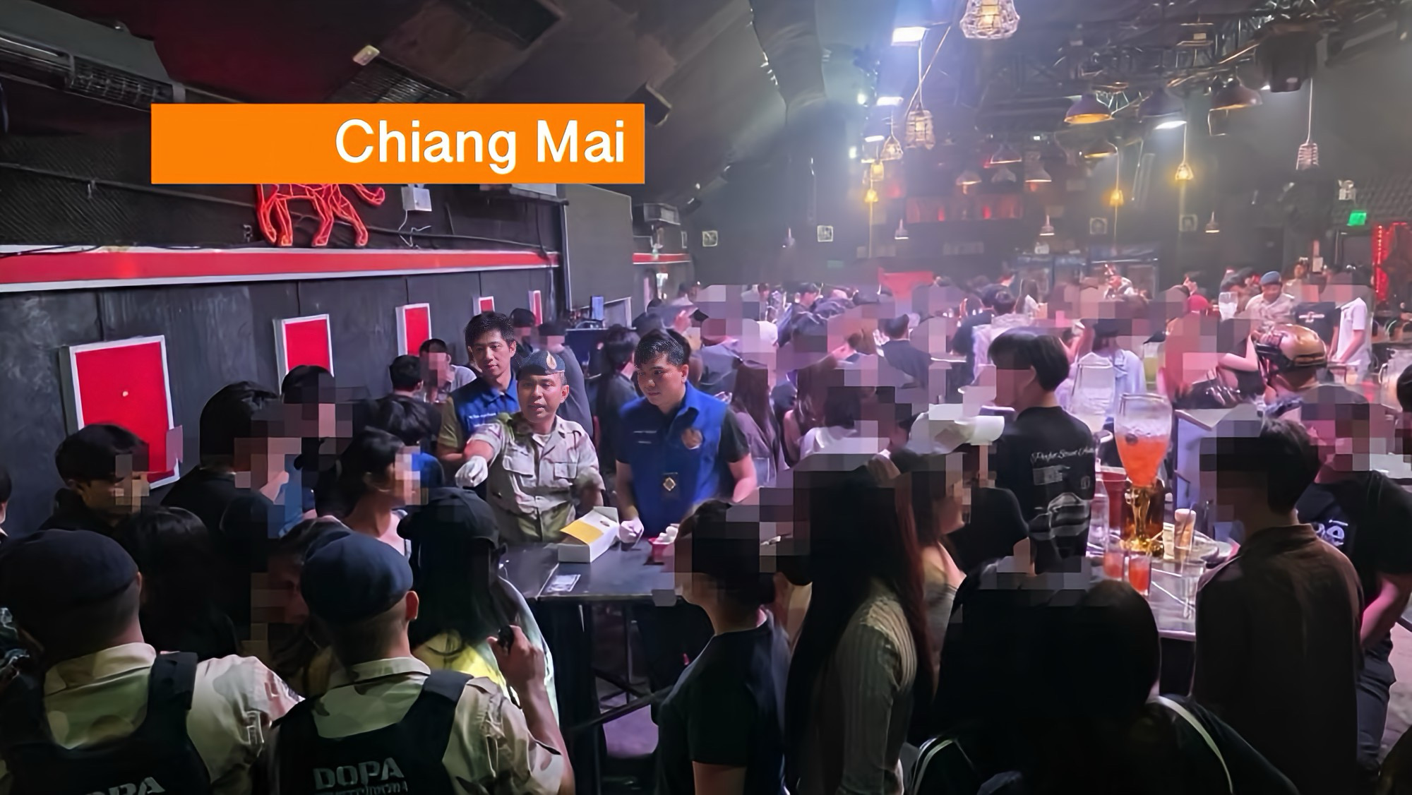 Handhavingsactie in Noord-Thailand; uitgaansgelegenheid in Chiang Mai betrapt op verkoop van alcohol aan onder 20-jarige bezoekers.