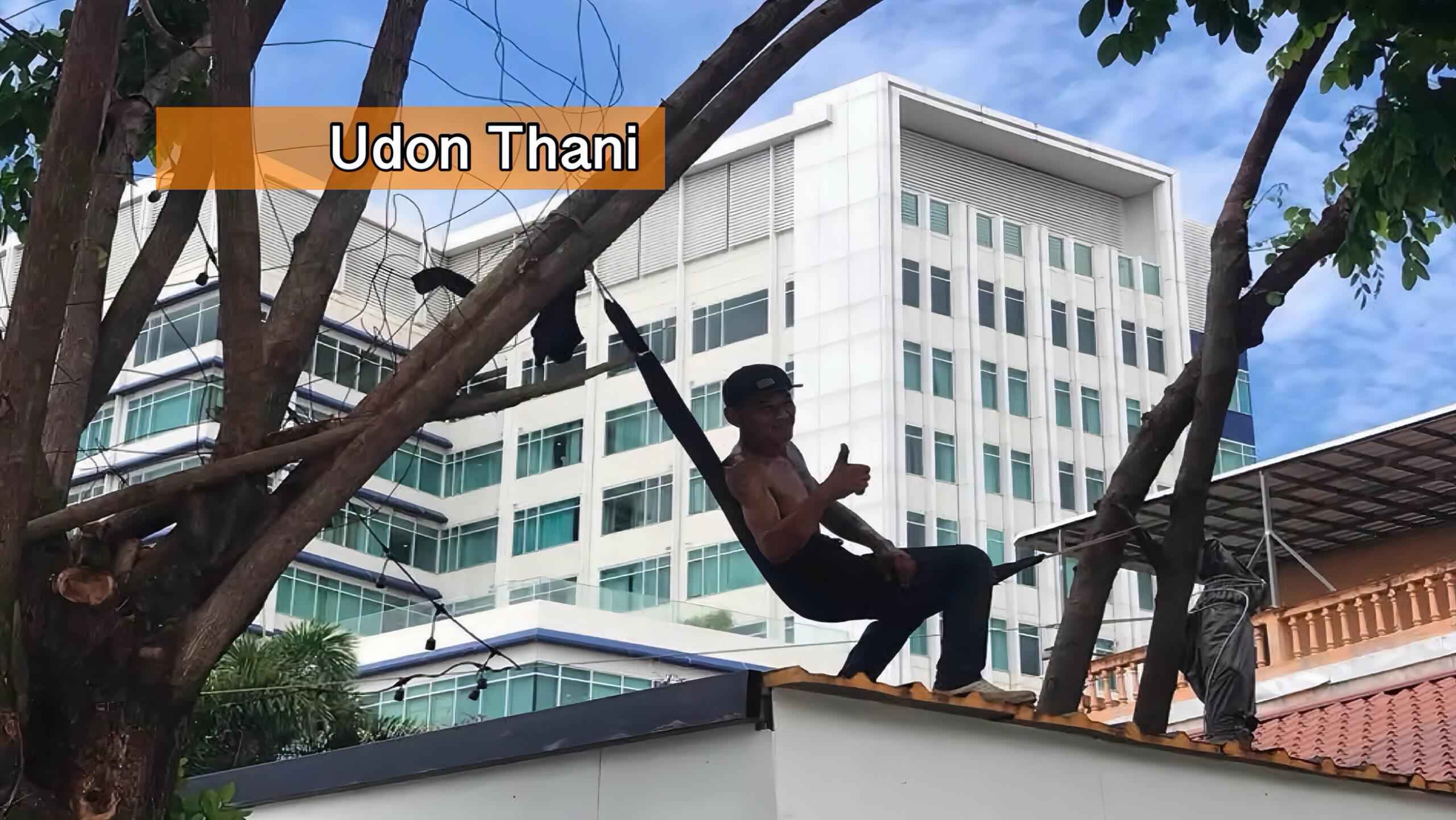 Het hangmat avontuur van een slaperige dromer bij een gemeenteschool in Noordoost-Thailand loopt goed af