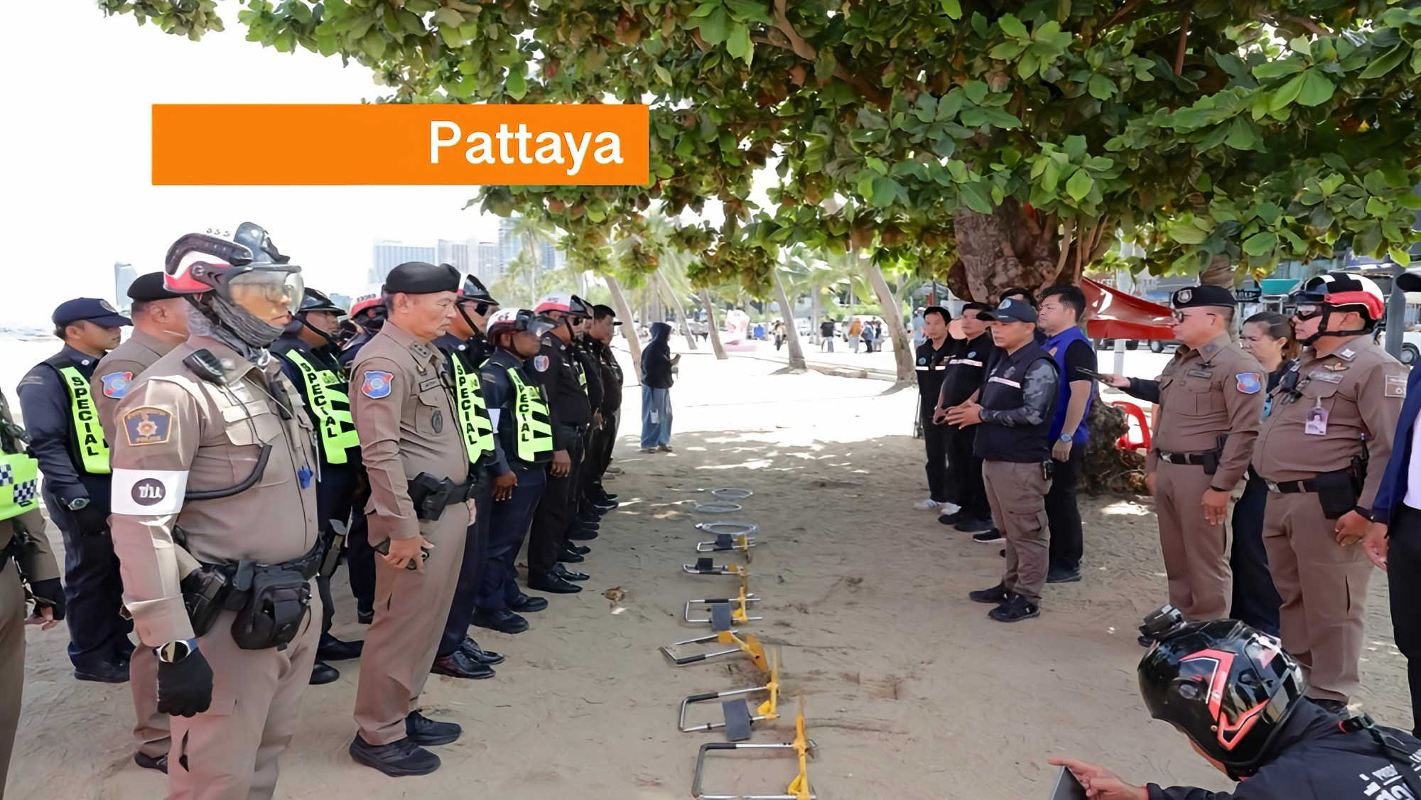 De Tessakit-politie gaat de parkeerchaos op Pattaya Beach Road te lijf met extra controles en wielklemmen.
