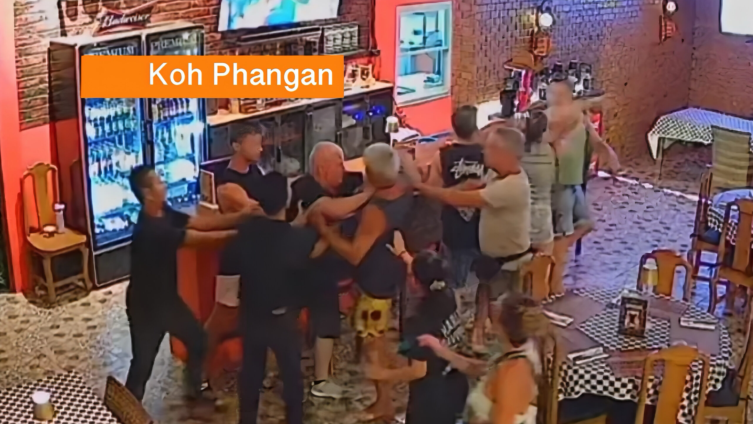 Groep Franse toeristen gaan in Zuid-Thailand op de vuist met een Italiaanse restaurant eigenaar.