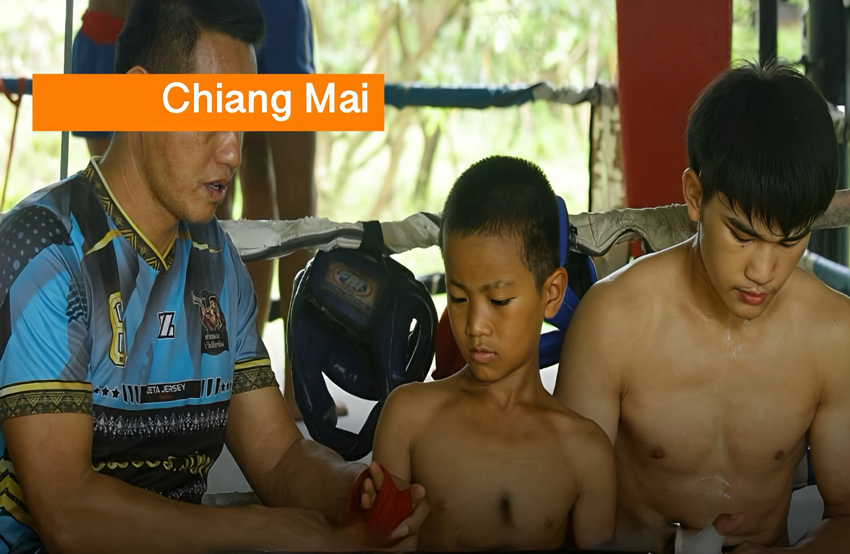 Twee Karen-broers in Thailand zien zich gedwongen tot thaiboxen om hun familie te onderhouden, een schrijnend voorbeeld van de harde realiteit waaronder zij leven.