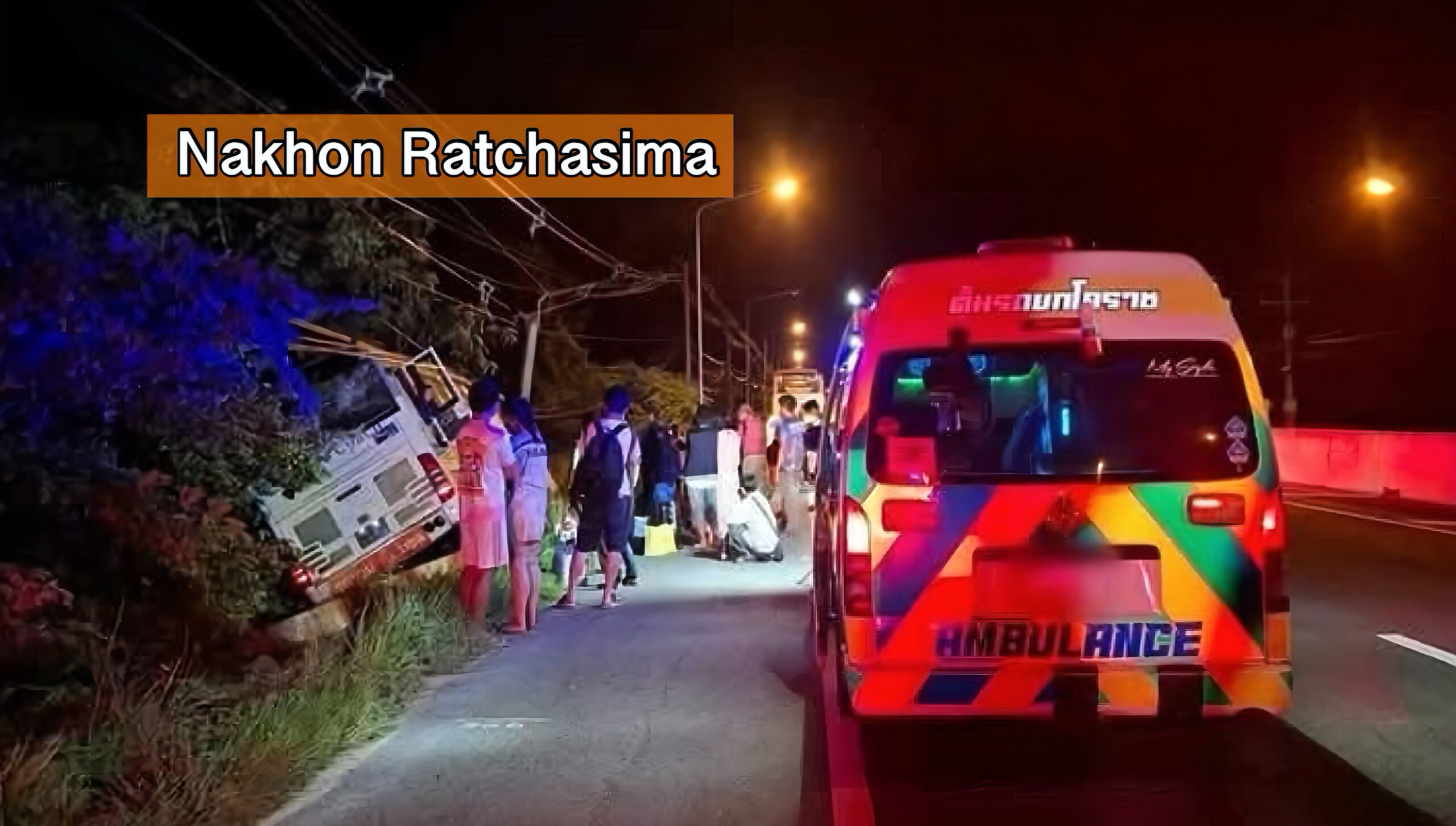 Dertig passagiers kwamen er vannacht zonder te veel kleerscheuren vanaf, nadat hun bus in Noordoost-Thailand tegen een elektriciteitsmast botst.