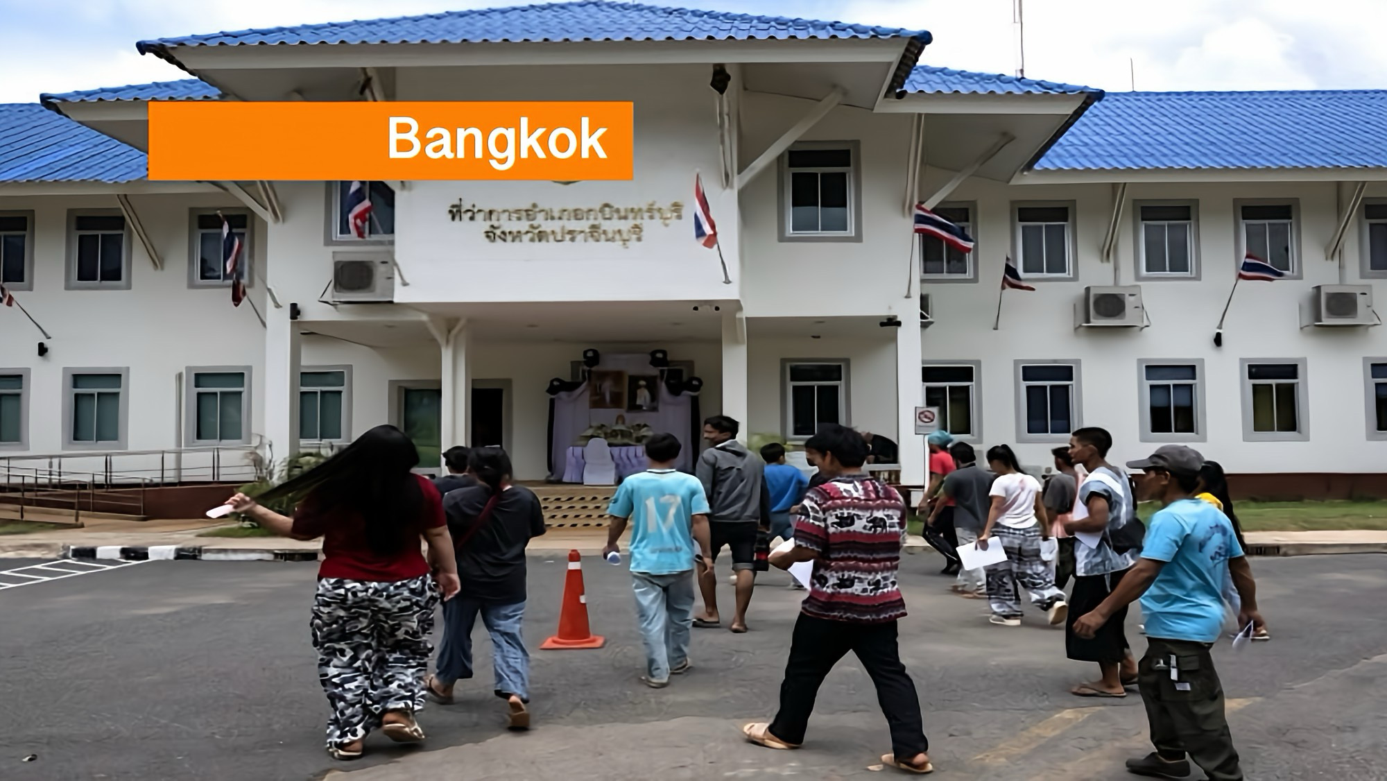 Na jaren waait er een nieuwe wind in Thailand: vluchtelingen uit Myanmar krijgen een roze Thaise identiteitskaart en kunnen daardoor legaal werken.