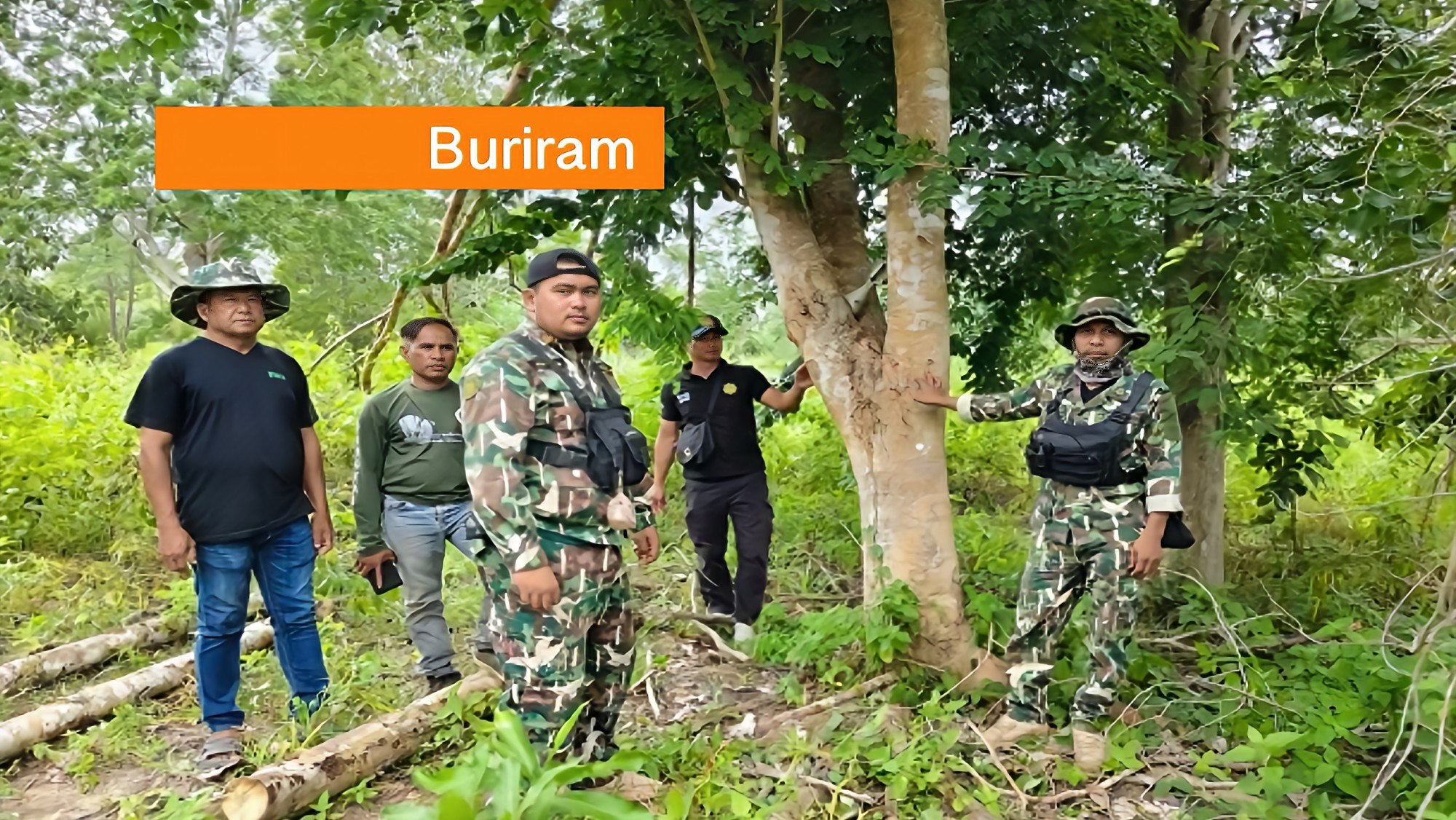 Mortiergranaat hangt al jaren in een teakboom in Noordoost‑Thailand; de lokale bevolking vraagt om verwijdering.