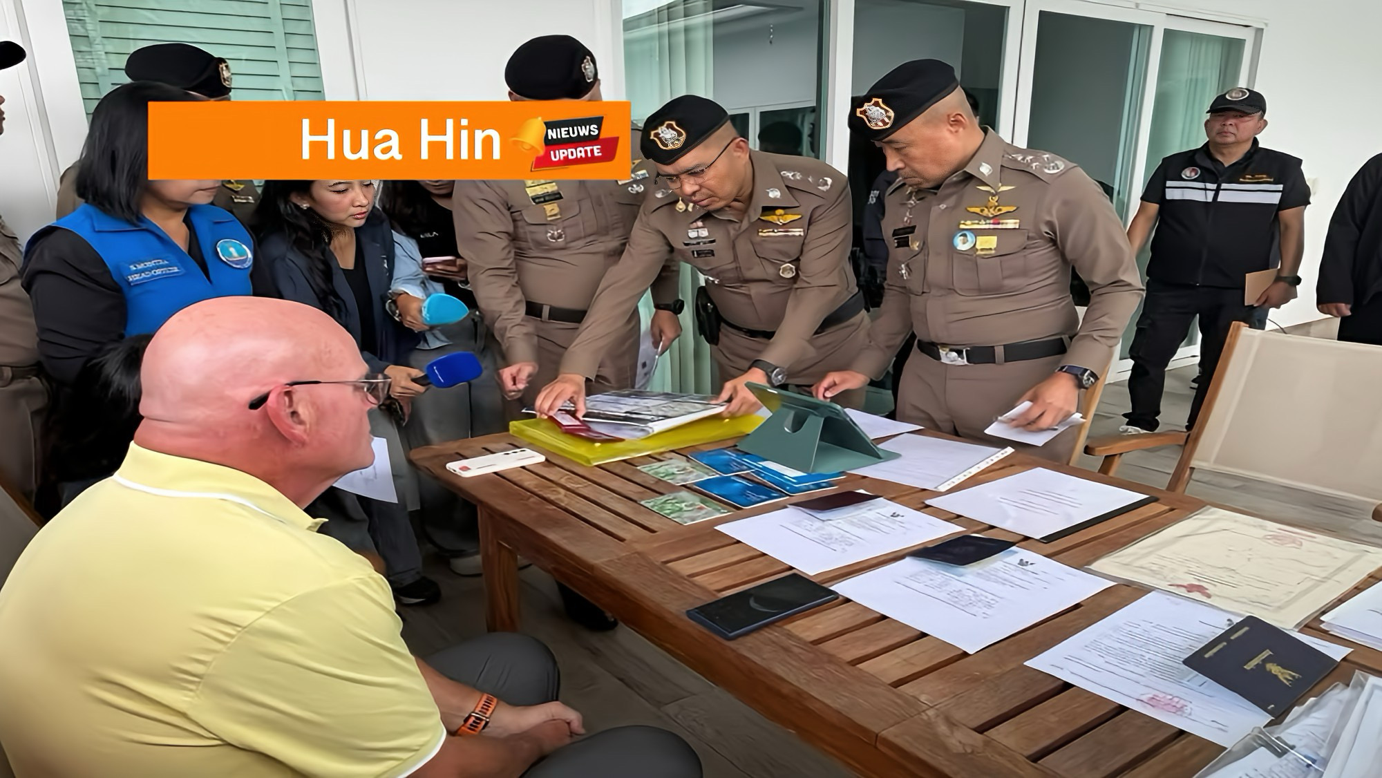 UPDATE | Bij een inval in Hua Hin zijn 14 buitenlanders, waaronder een Nederlander, opgepakt; de politie jaagt betrokkenen bij nominee‑constructies de stuipen aan.