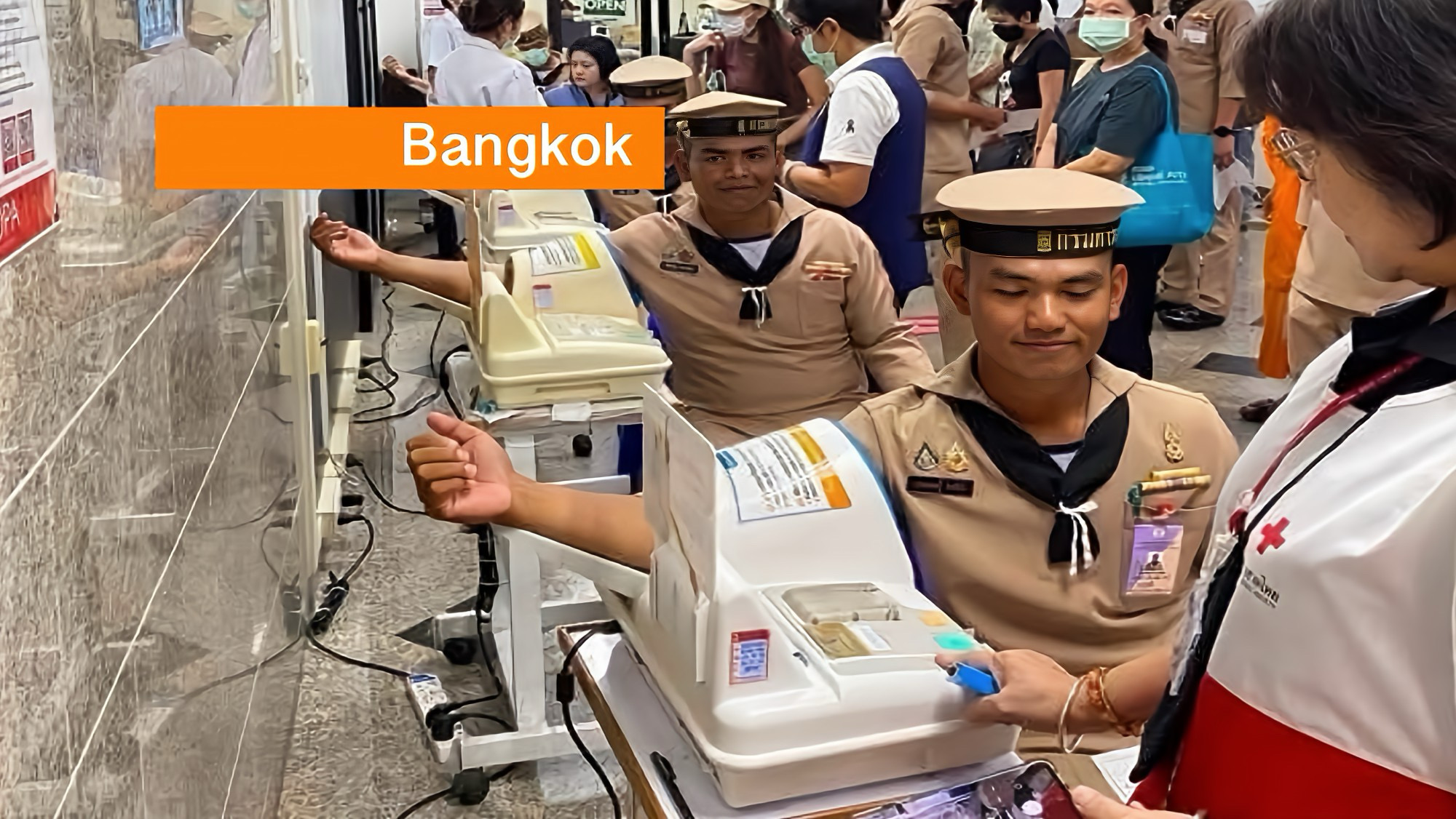 Zorgt dat je d’r bij komt, de Thaise “Jantjes” blijken de redders in nood te zijn na het geweldsincident op school in Thailand.