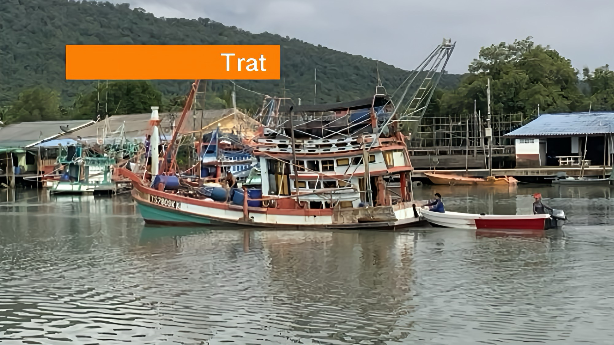 De gezonken vissersboot “Chok Kanya” is geborgen; een trieste vondst: twee bemanningsleden blijven vermist en drie zijn verdronken.