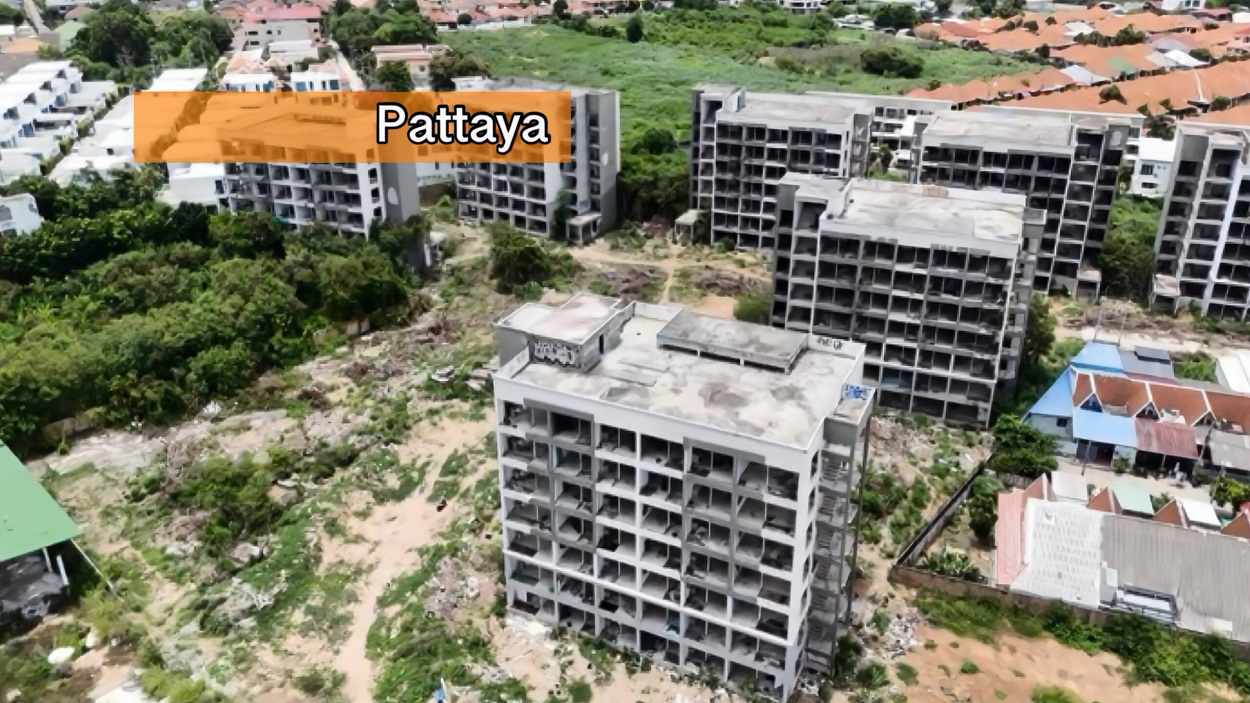 Tientallen daklozen hebben in Pattaya verschillende verlaten gebouwen “gekraakt”.