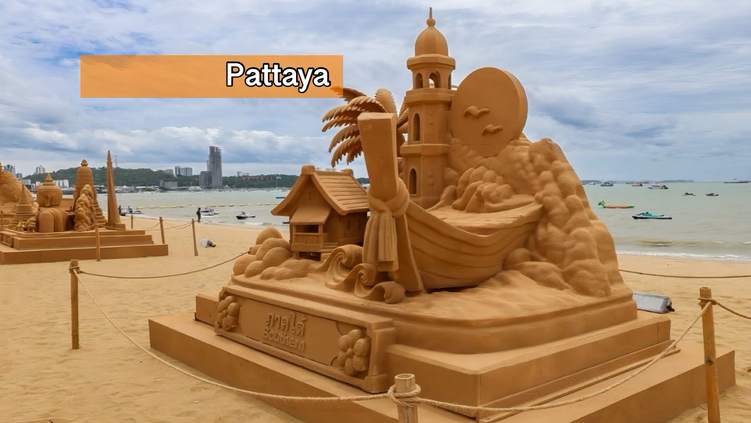 Zandsculpturen, lichtshows en projecties transformeren het strand van Pattaya tot een buitengewone openluchtgalerie.
