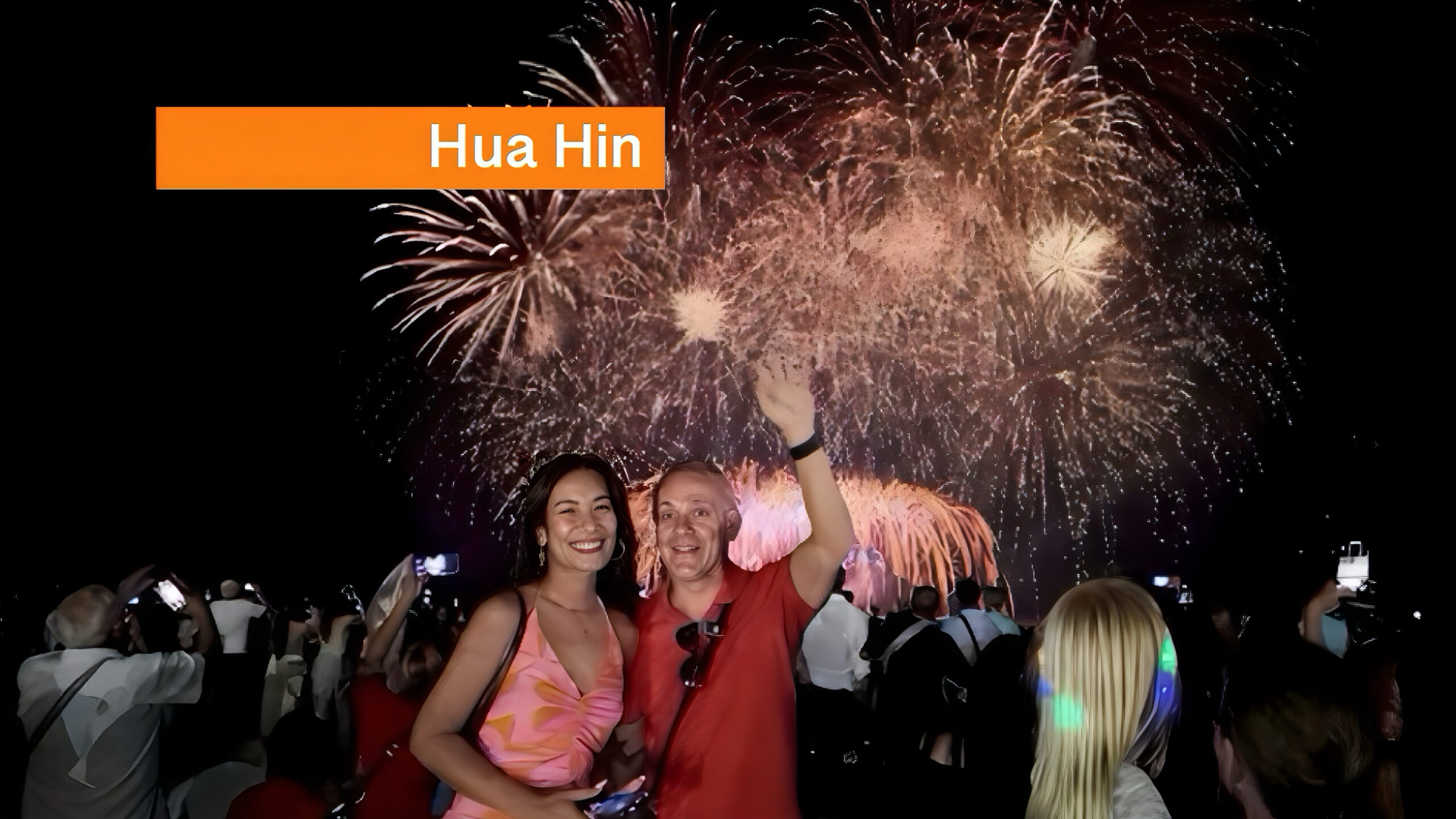 Het wordt een gezellige boel daar in Hua Hin: een festival waar elke avond de vonken vanaf vliegen.