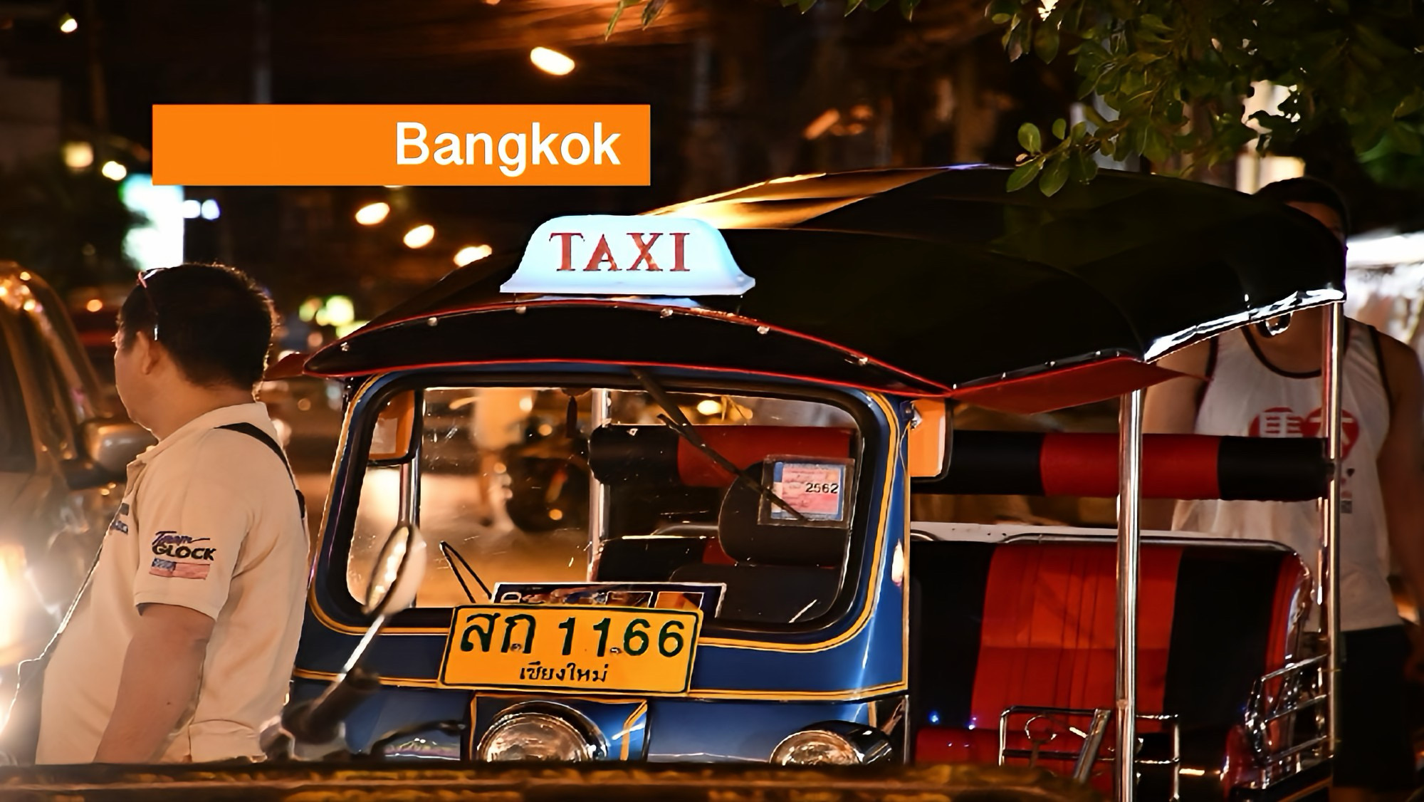 De hoofdstad van Thailand wilt de benzine slurpende Tuk‑Tuks weg hebben en kijkt reikhalzend uit naar elektrische Tuk‑Tuks.