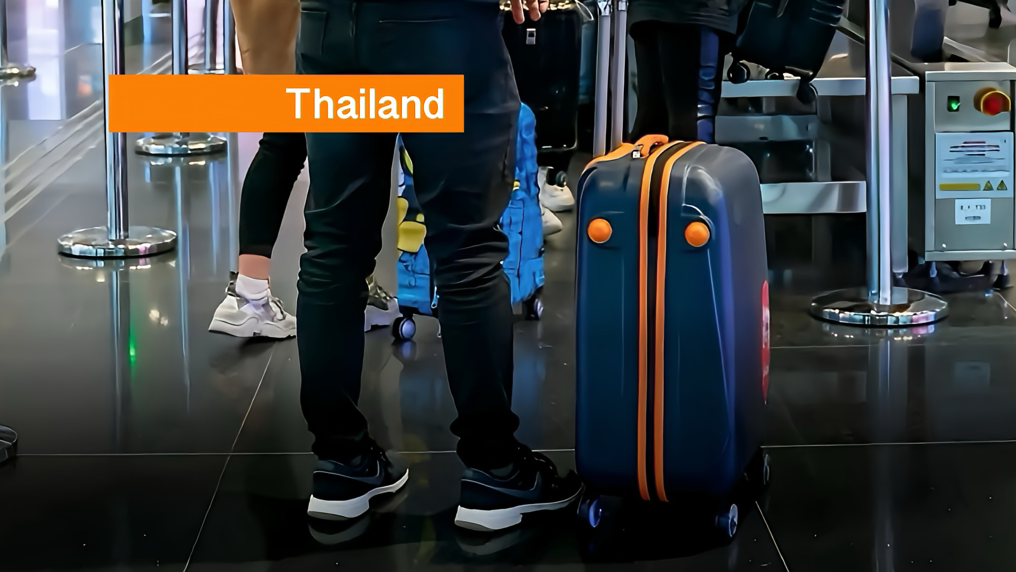 Franse bende biedt gratis vakanties naar Thailand aan om goedgelovige toeristen met koffers vol wiet naar huis te laten gaan.