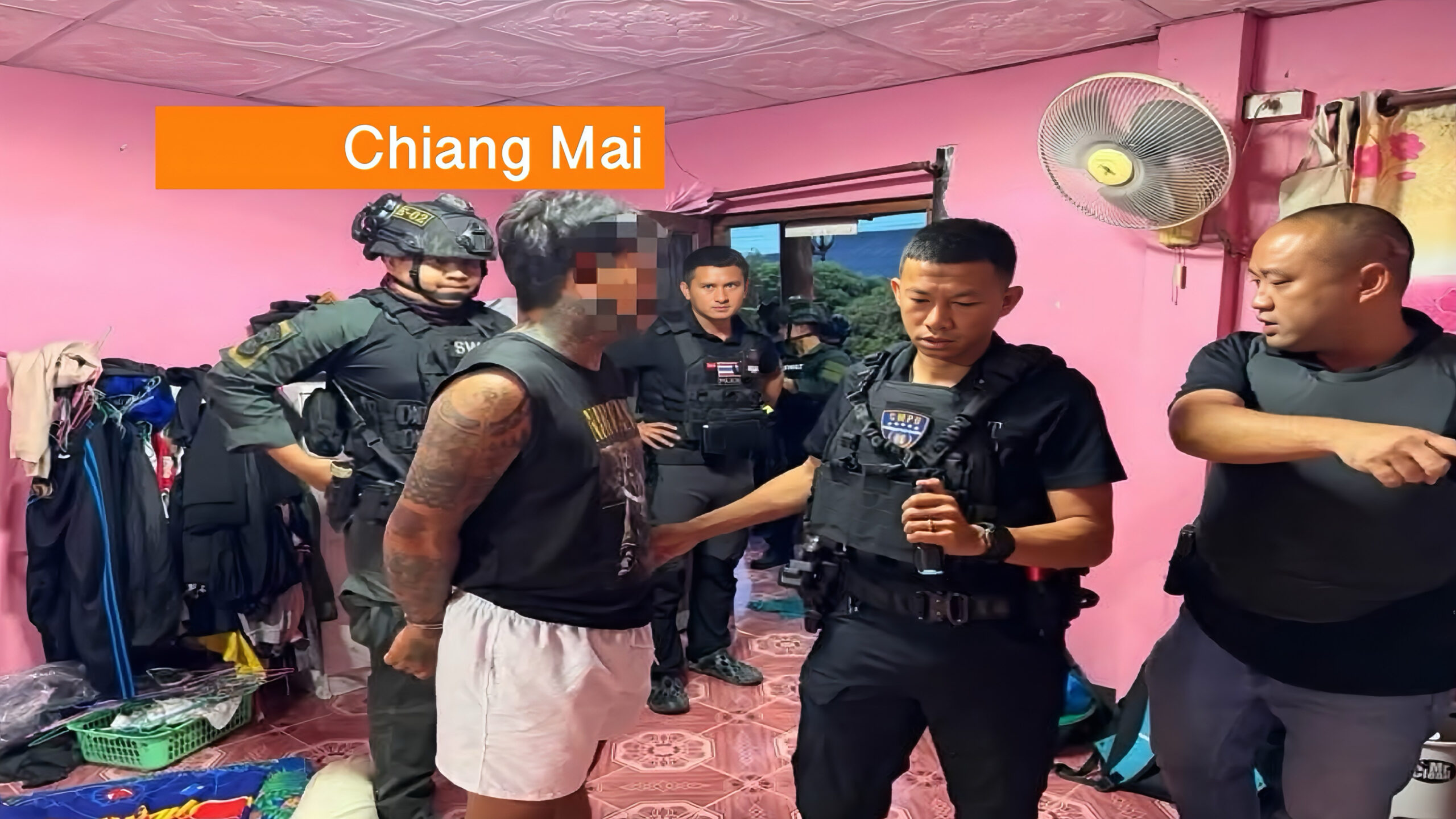 Nationale politie valt in onderzoek naar een op internet voorkomende wapenhandel een woning in Noord‑Thailand binnen.