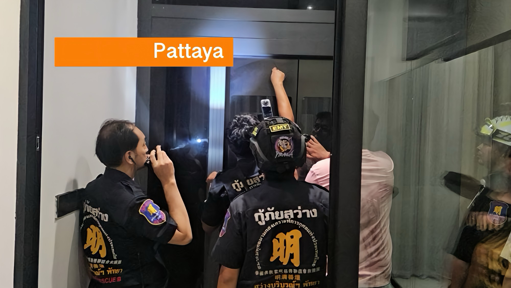 Twee jonge Chinese toeristen uit een vastgelopen liftkooi in Pattaya bevrijd.